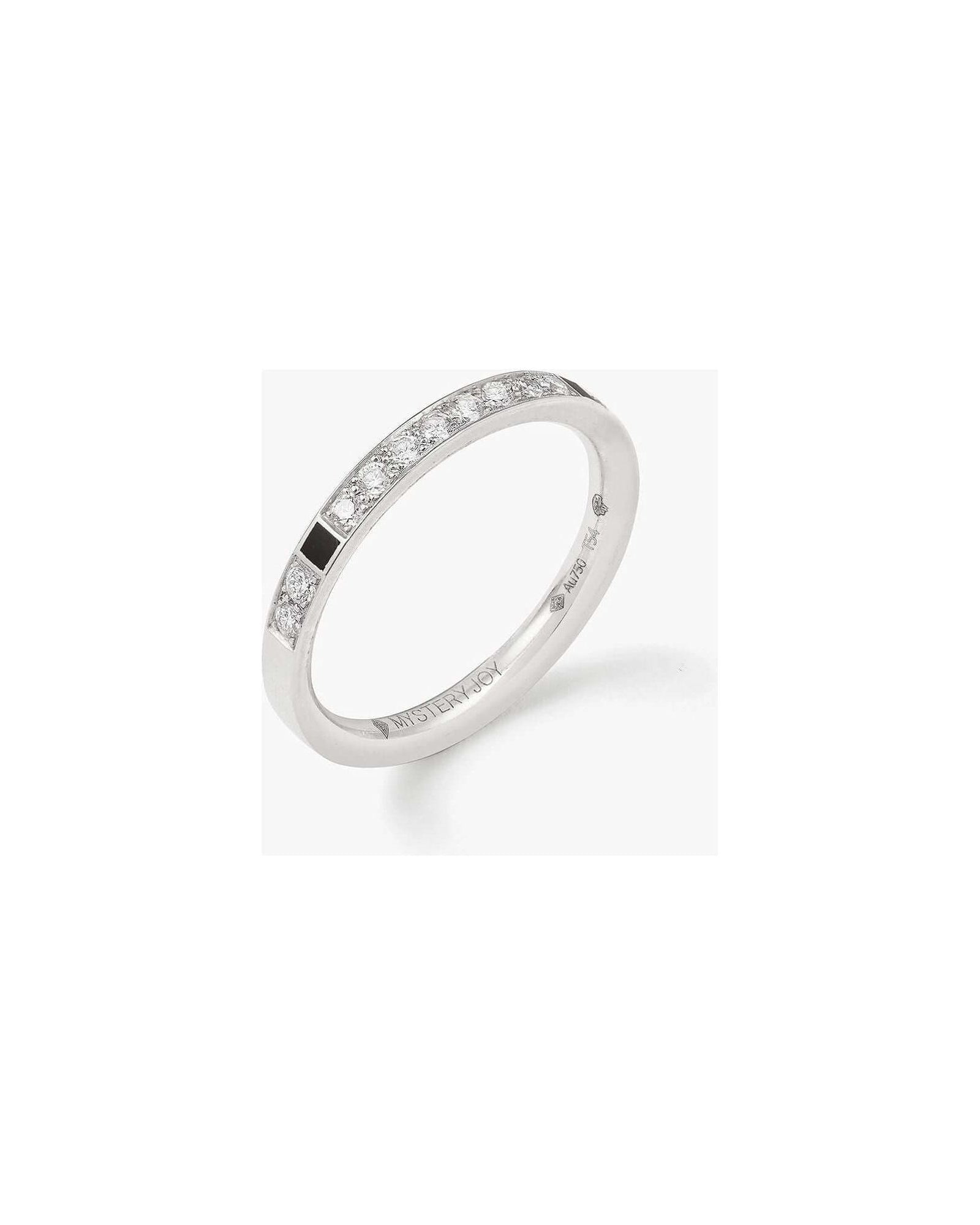 Alliance onirique en or blanc 18cts ornée de diamants, motif damier noir et blanc évoquant les astres.