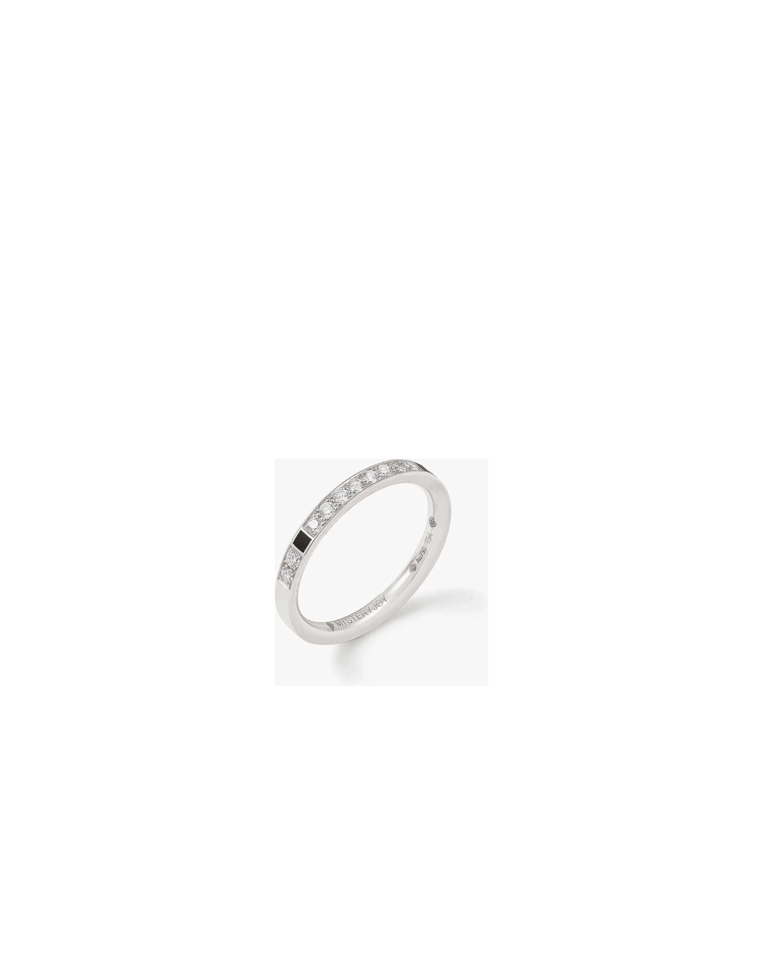 Alliance onirique en or blanc 18cts ornée de diamants, motif damier noir et blanc évoquant les astres.