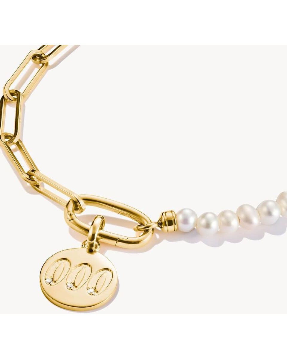 Pendentif charm numéro angélique 000 en plaqué or et perles blanches, symbole de nouveaux départs.