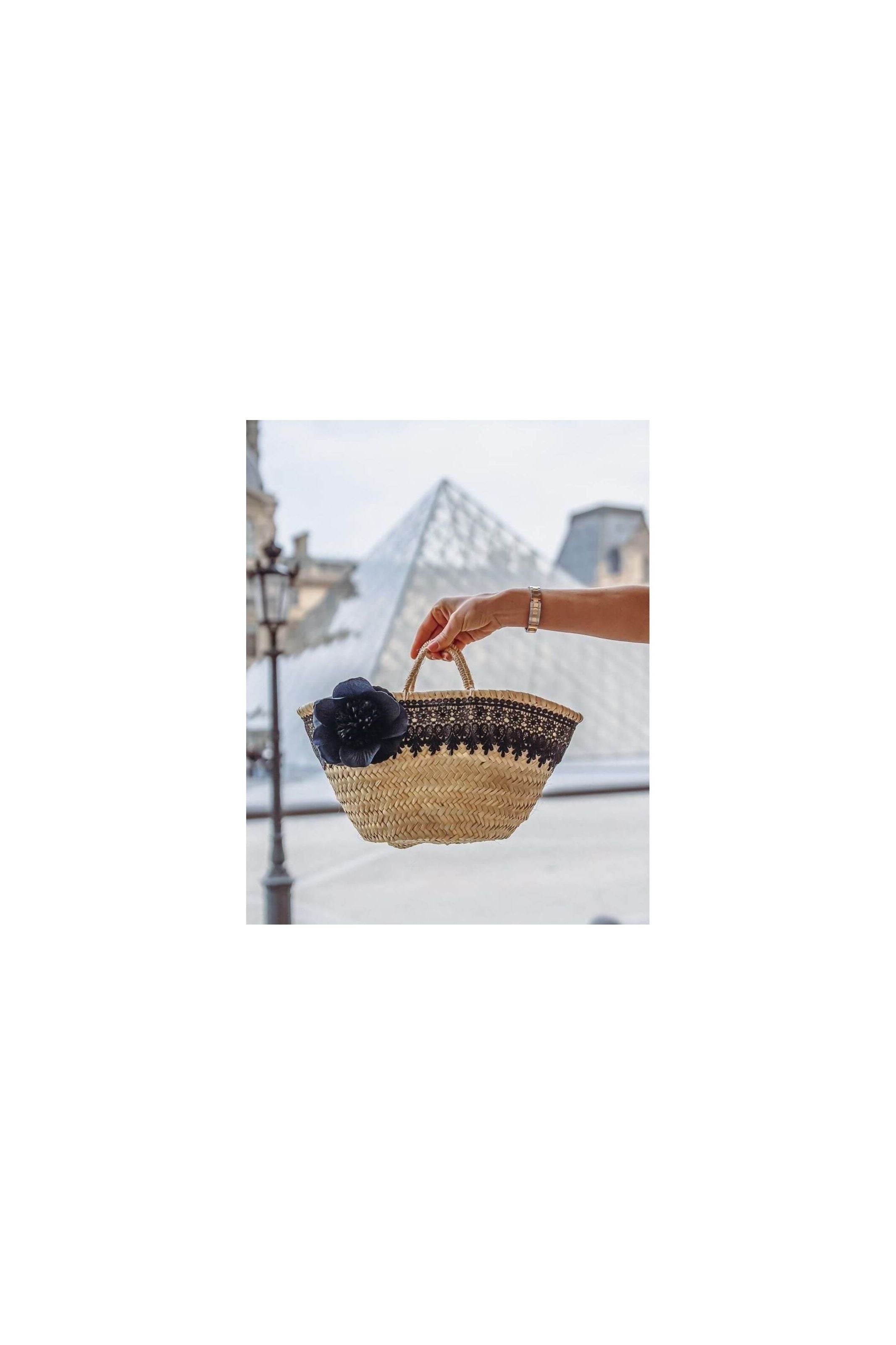 Panier noir petit format avec rose noire, élégant et pratique, parfait pour toutes occasions.