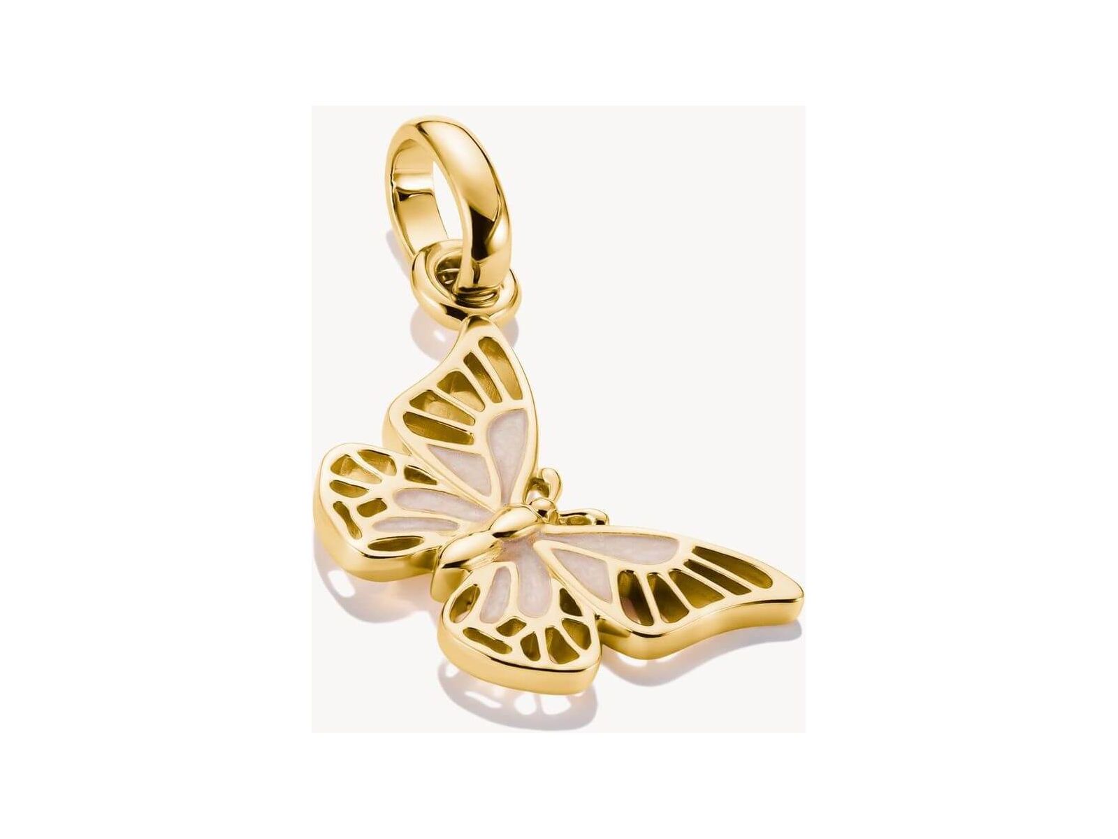 Pendentif charm papillon en plaqué or 18k avec émoi blanc, design délicat et élégance raffinée.