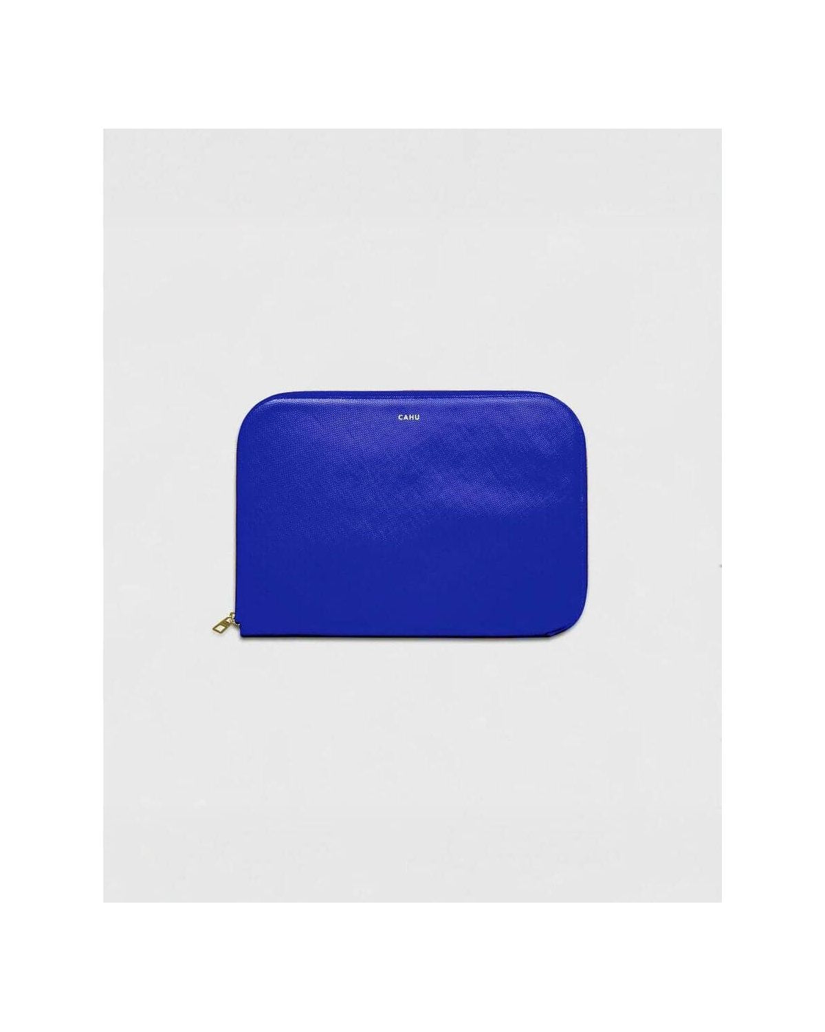La Pochette Claude: blue waterproof laptop pouch with gold zipper, minimalistic design and durable PVC fabric.