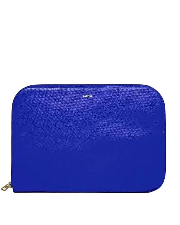 La Pochette Claude: blue waterproof laptop pouch with gold zipper, minimalistic design and durable PVC fabric.