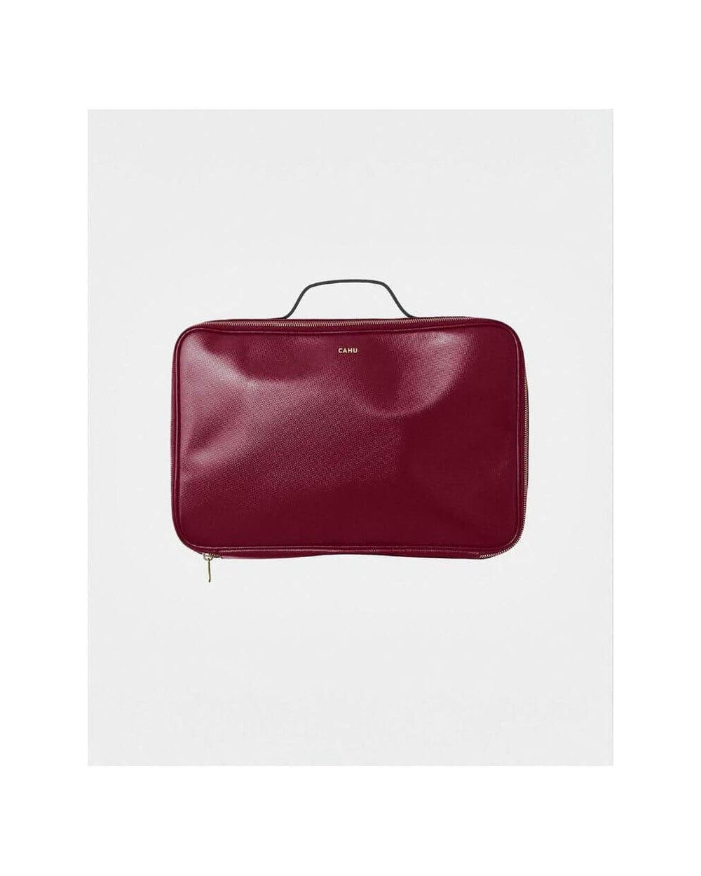 La Maxi Pochette Claude, élégante pochette d'ordinateur rouge en PVC imperméable avec fermeture éclair dorée.