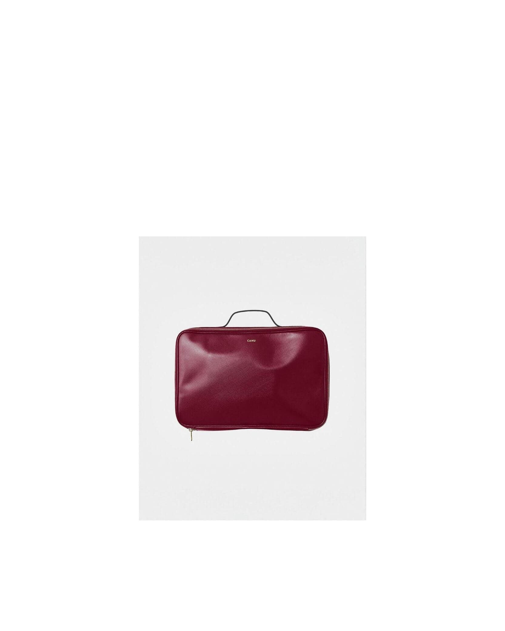 La Maxi Pochette Claude, élégante pochette d'ordinateur rouge en PVC imperméable avec fermeture éclair dorée.