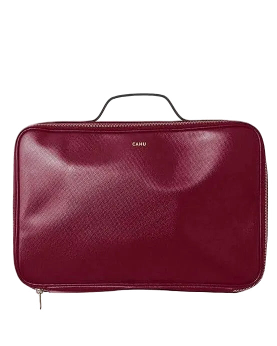 La Maxi Pochette Claude, élégante pochette d'ordinateur rouge en PVC imperméable avec fermeture éclair dorée.