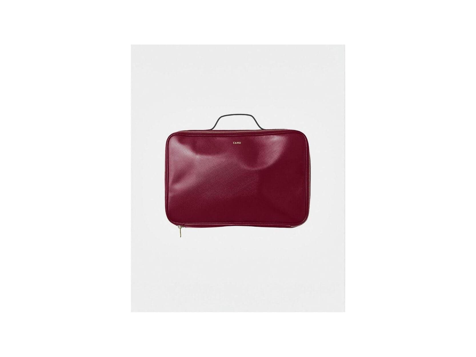 La Maxi Pochette Claude, élégante pochette d'ordinateur rouge en PVC imperméable avec fermeture éclair dorée.