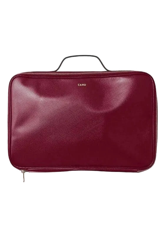 La Maxi Pochette Claude, élégante pochette d'ordinateur rouge en PVC imperméable avec fermeture éclair dorée.
