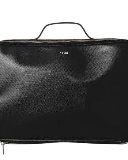 La Maxi Pochette Claude, élégante pochette en toile PVC imperméable, fermeture éclair dorée, parfaite pour ordinateur 13 pouces.
