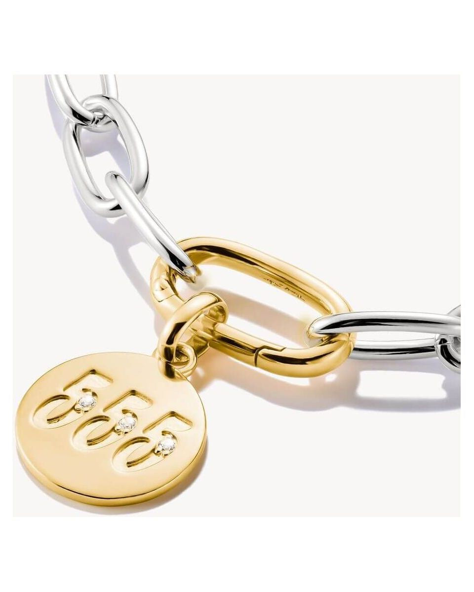 Pendentif charm rond plaqué or avec numéro angélique 555 et pierres en zirconium, sur bracelet en argent.