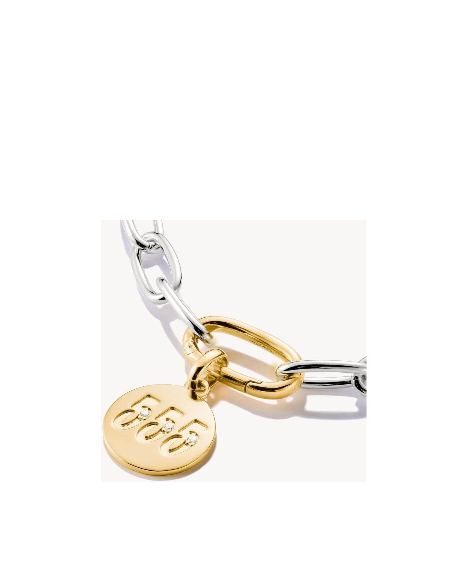 Pendentif charm rond plaqué or avec numéro angélique 555 et pierres en zirconium, sur bracelet en argent.