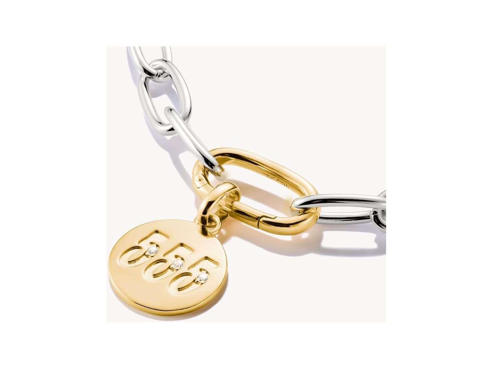 Pendentif charm rond plaqué or avec numéro angélique 555 et pierres en zirconium, sur bracelet en argent.