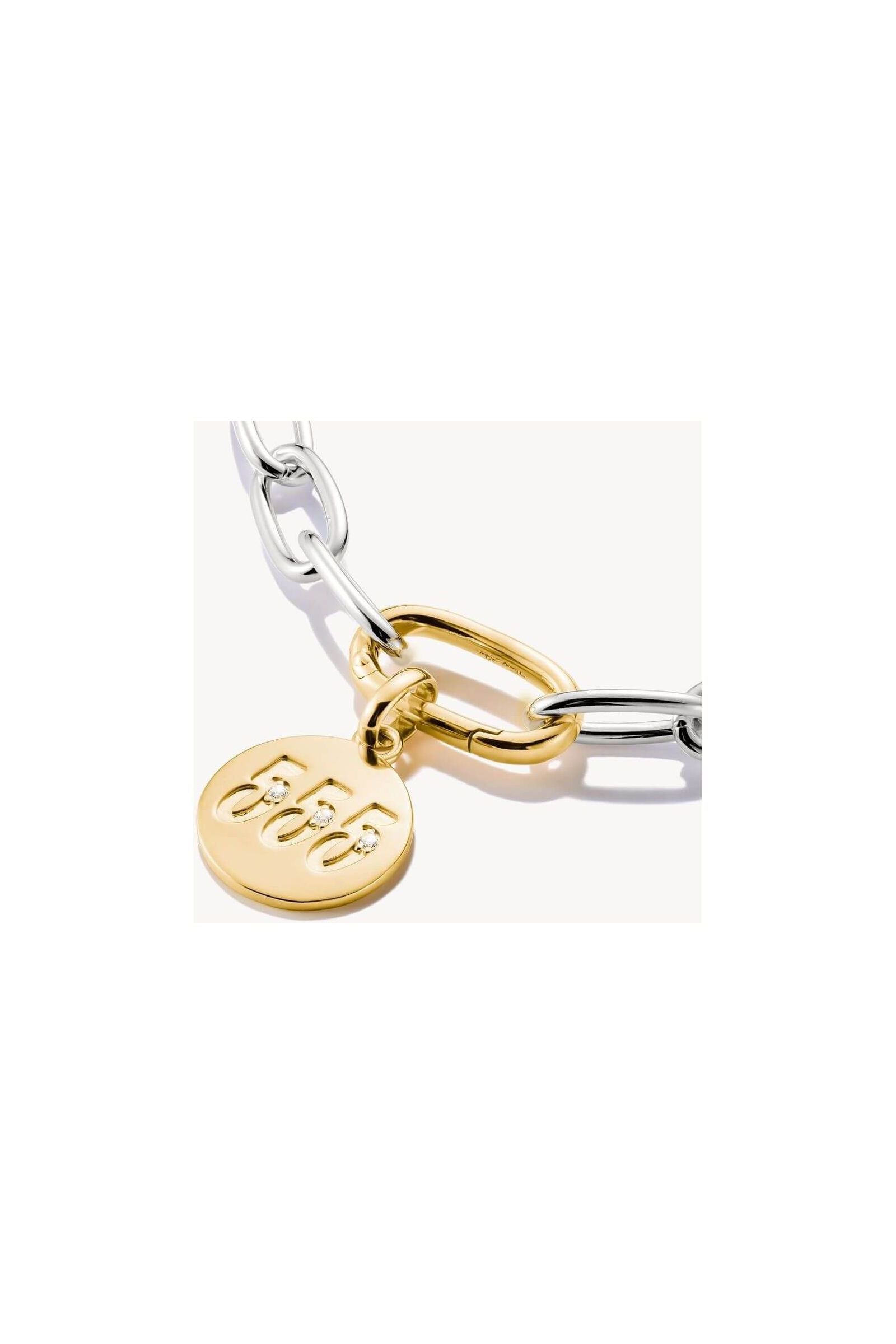 Pendentif charm rond plaqué or avec numéro angélique 555 et pierres en zirconium, sur bracelet en argent.