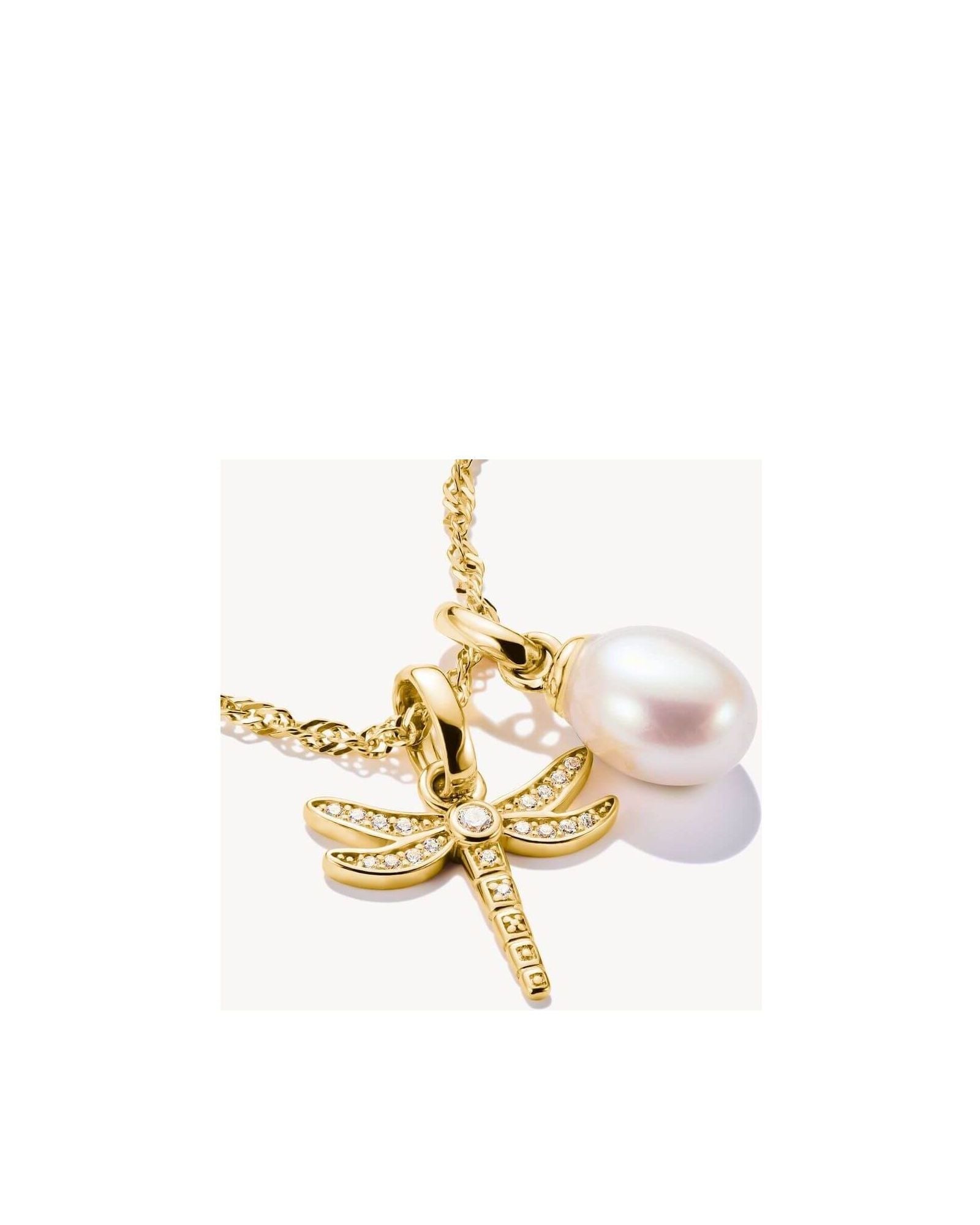 Pendentif charm libellule plaqué or avec pierres blanches et perle, élégant bijou nature.