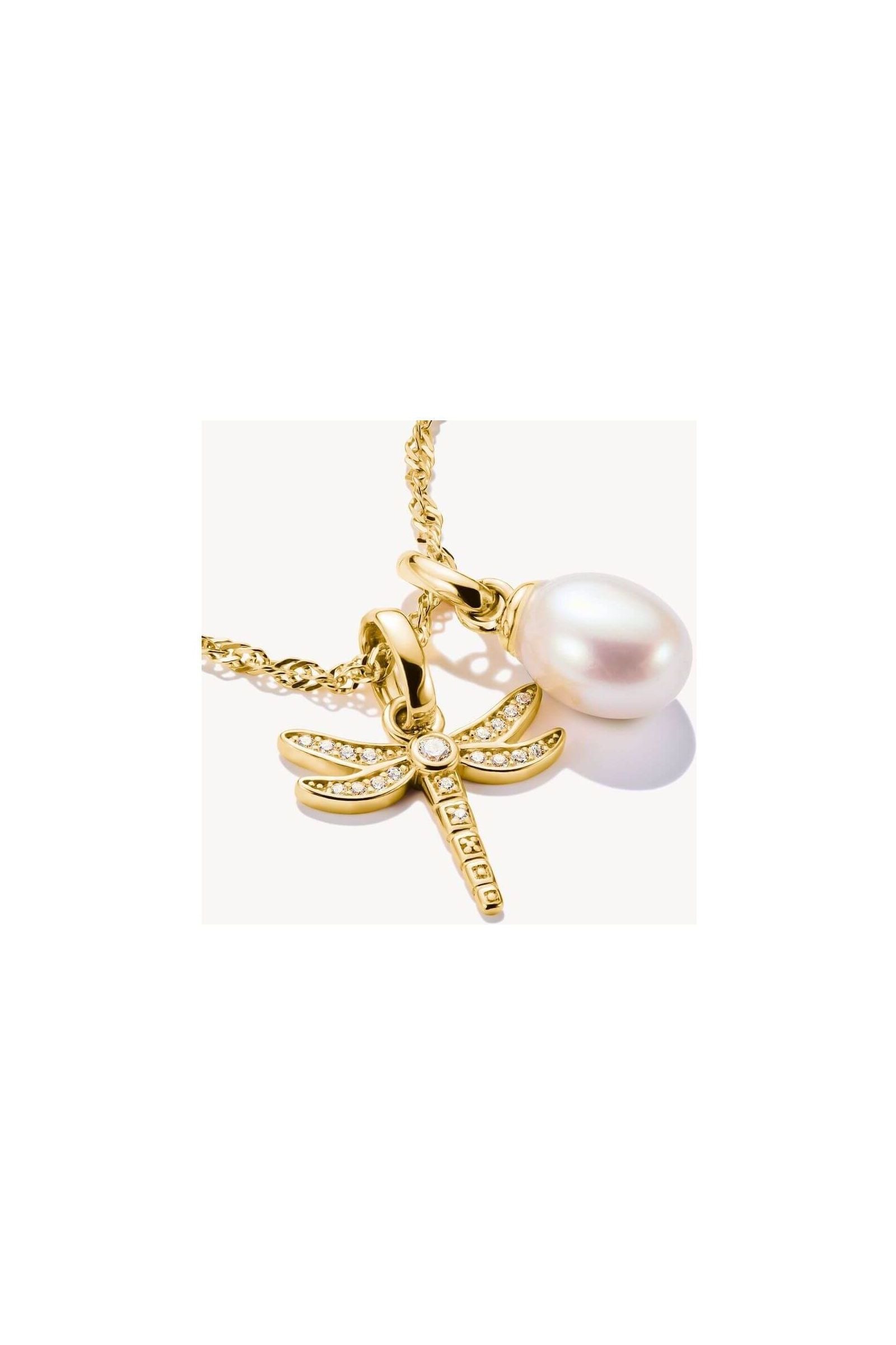 Pendentif charm libellule plaqué or avec pierres blanches et perle, élégant bijou nature.