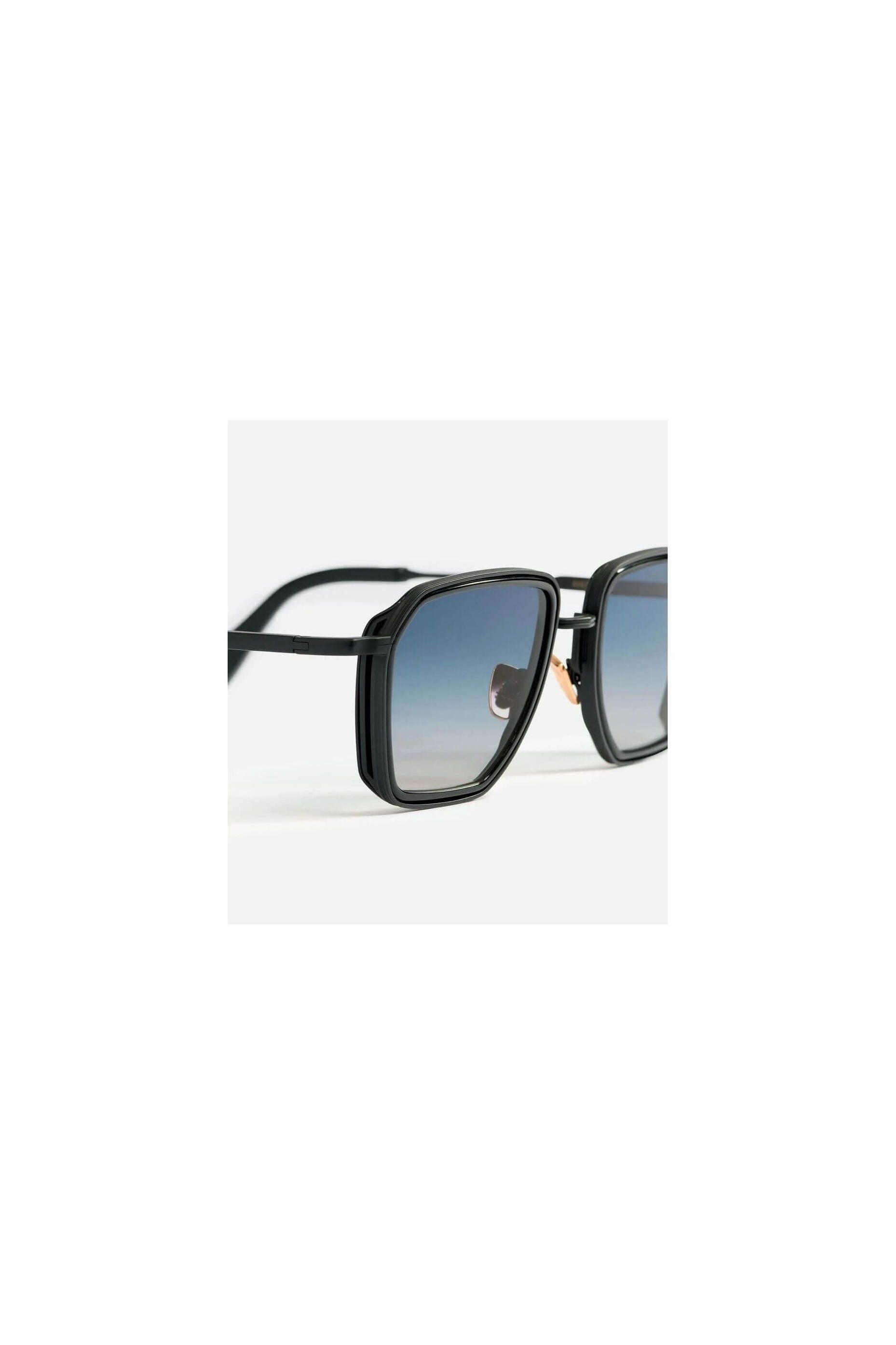Stylish André 2 sunglasses, featuring a sleek square frame and gradient lenses, perfect for summer outings.