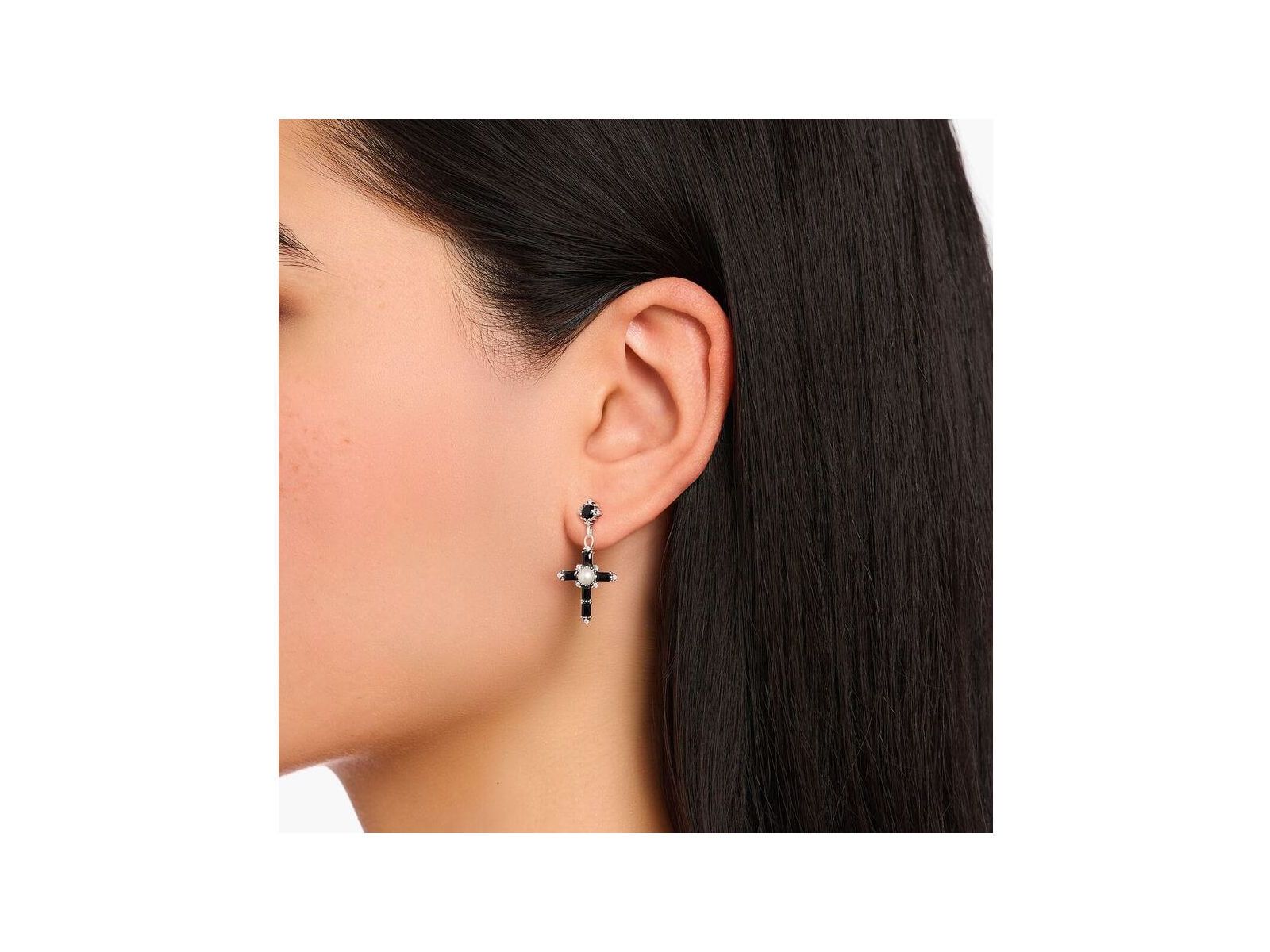 Boucles d'oreilles Croix Cross Romance noir argent sur modèle, avec perle de culture et zirconium noir et blanc.