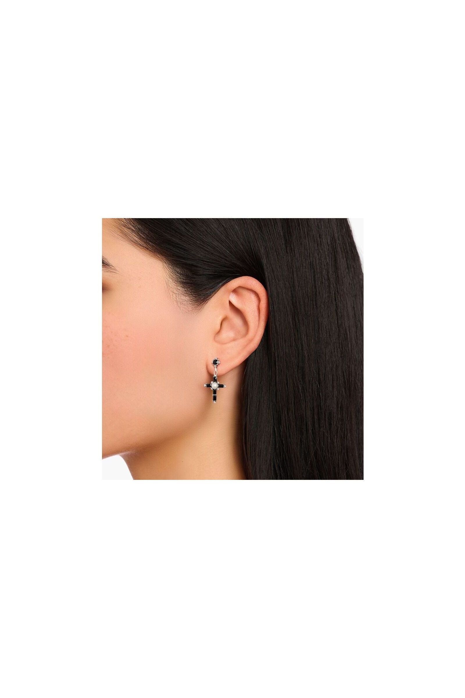 Boucles d'oreilles Croix Cross Romance noir argent sur modèle, avec perle de culture et zirconium noir et blanc.