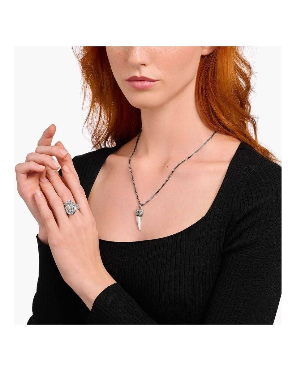 Modèle portant une chaîne à breloque dent ornée de gemmes en argent noirci avec un élégant design.