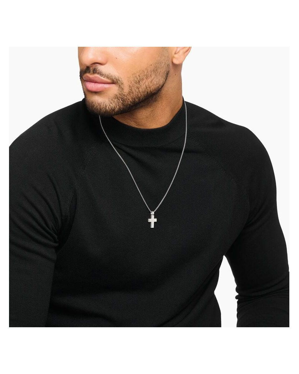 Homme portant un pendentif croix en argent 925 sur une chaîne, style minimaliste et élégant.
