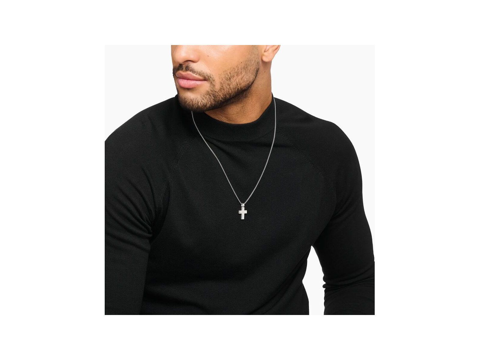 Homme portant un pendentif croix en argent 925 sur une chaîne, style minimaliste et élégant.