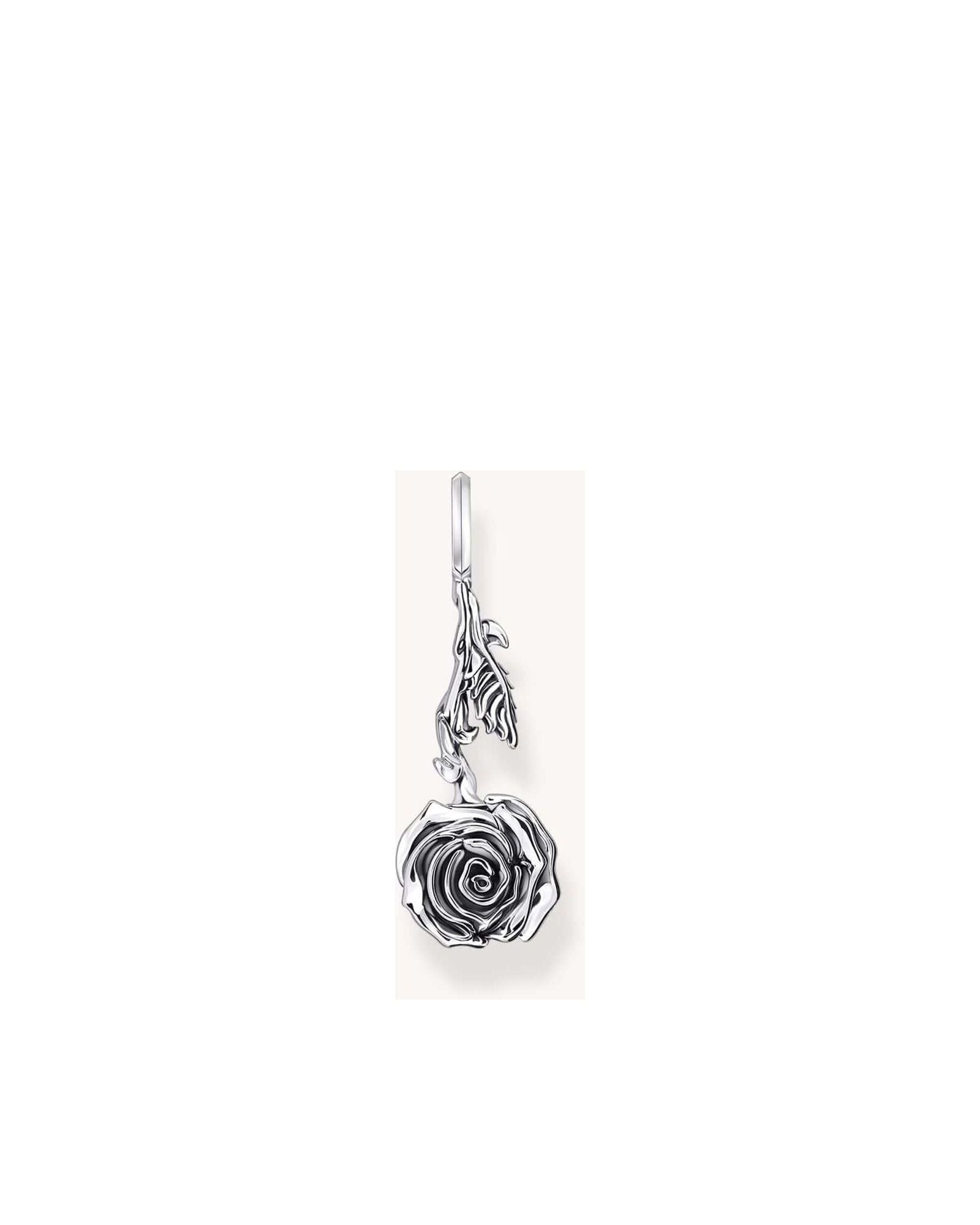 Pendentif Midnight Rose en argent recyclé, détaillé, inspiré de la rose, symbole de rébellion et d'amour.
