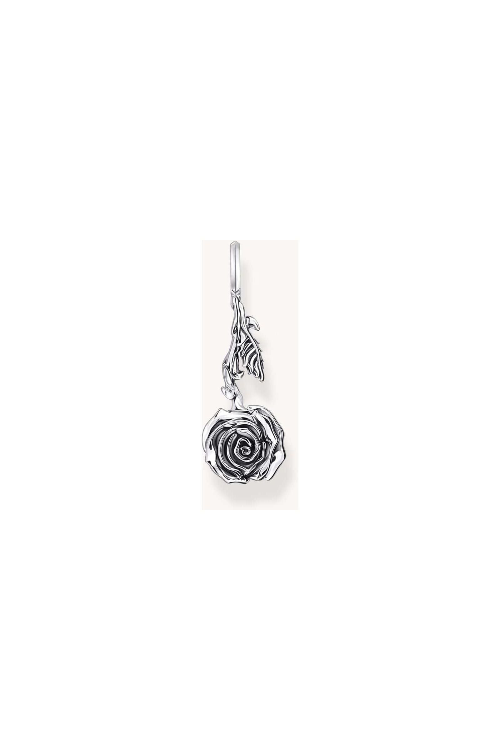 Pendentif Midnight Rose en argent recyclé, détaillé, inspiré de la rose, symbole de rébellion et d'amour.