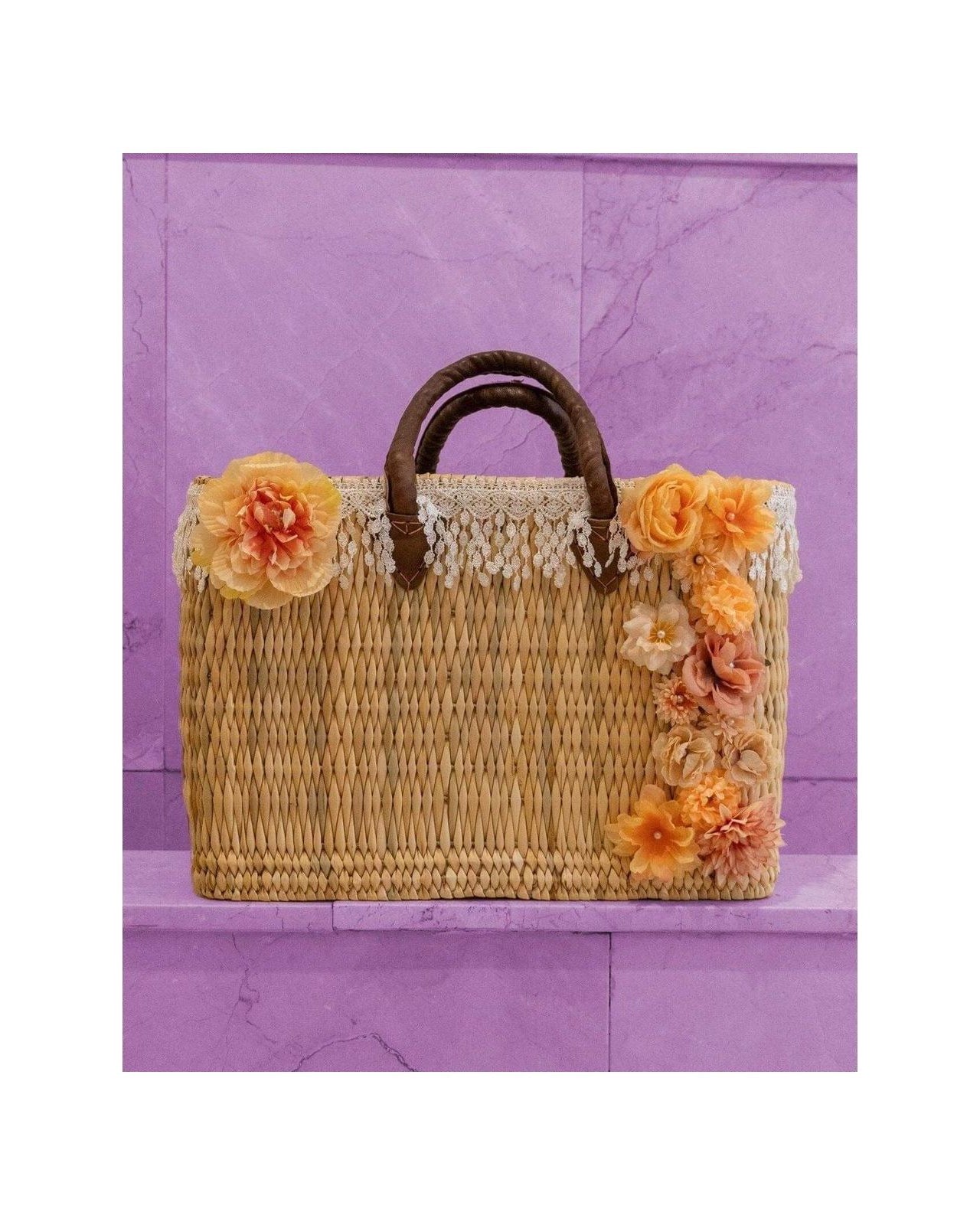 Panier en osier décoré de fleurs colorées, idéal pour un look tendance et naturel, parfait pour les sorties estivales.