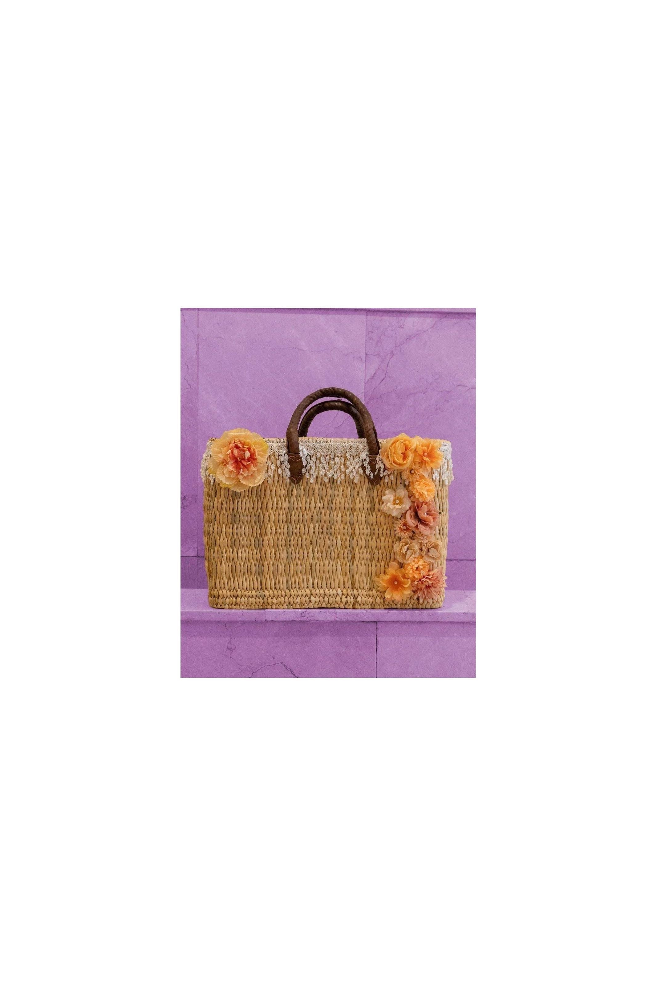 Panier en osier décoré de fleurs colorées, idéal pour un look tendance et naturel, parfait pour les sorties estivales.