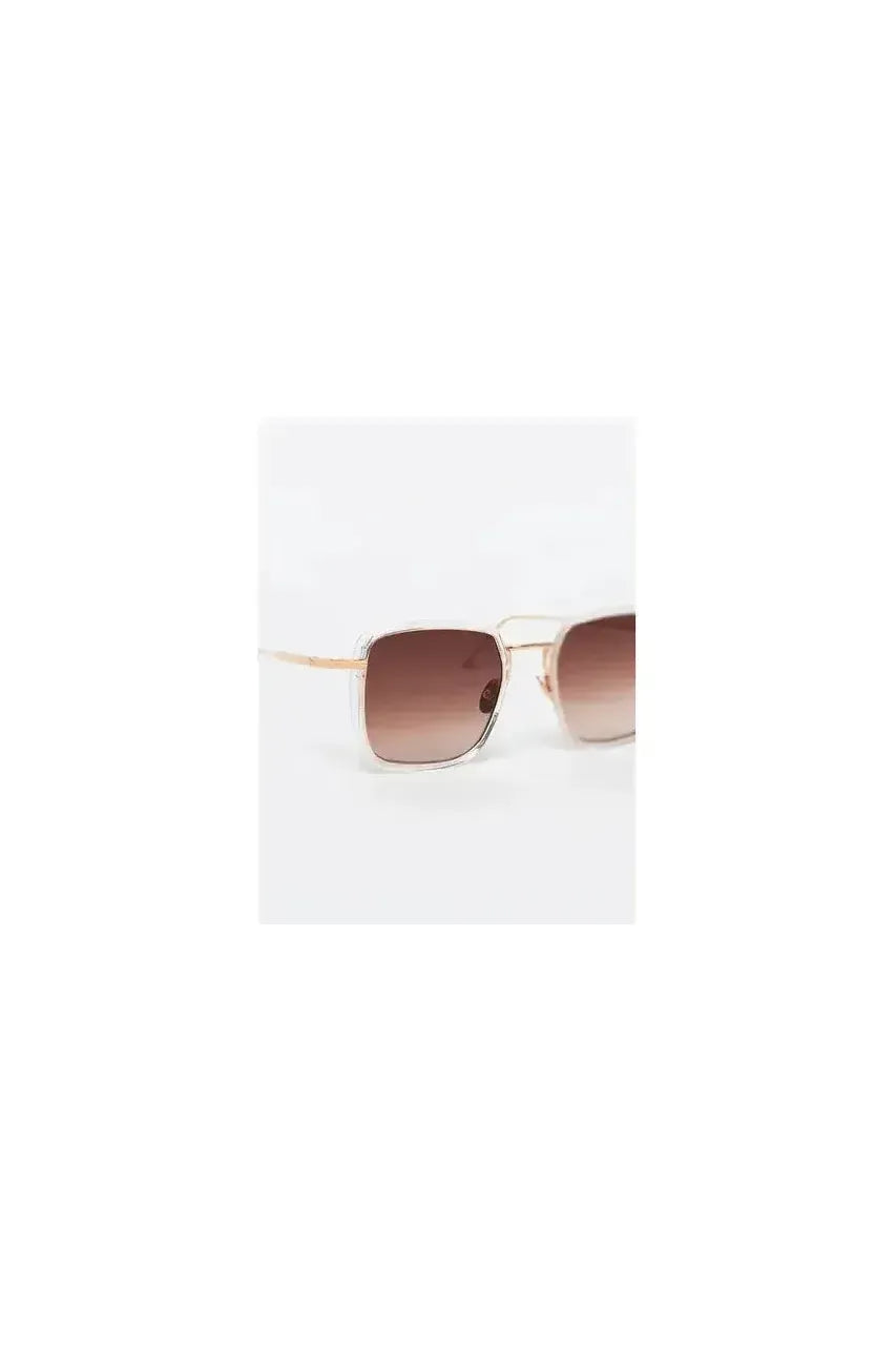 Lunettes de soleil Whitney C186 en monture Crystal rose gold avec verres dégradés marron.