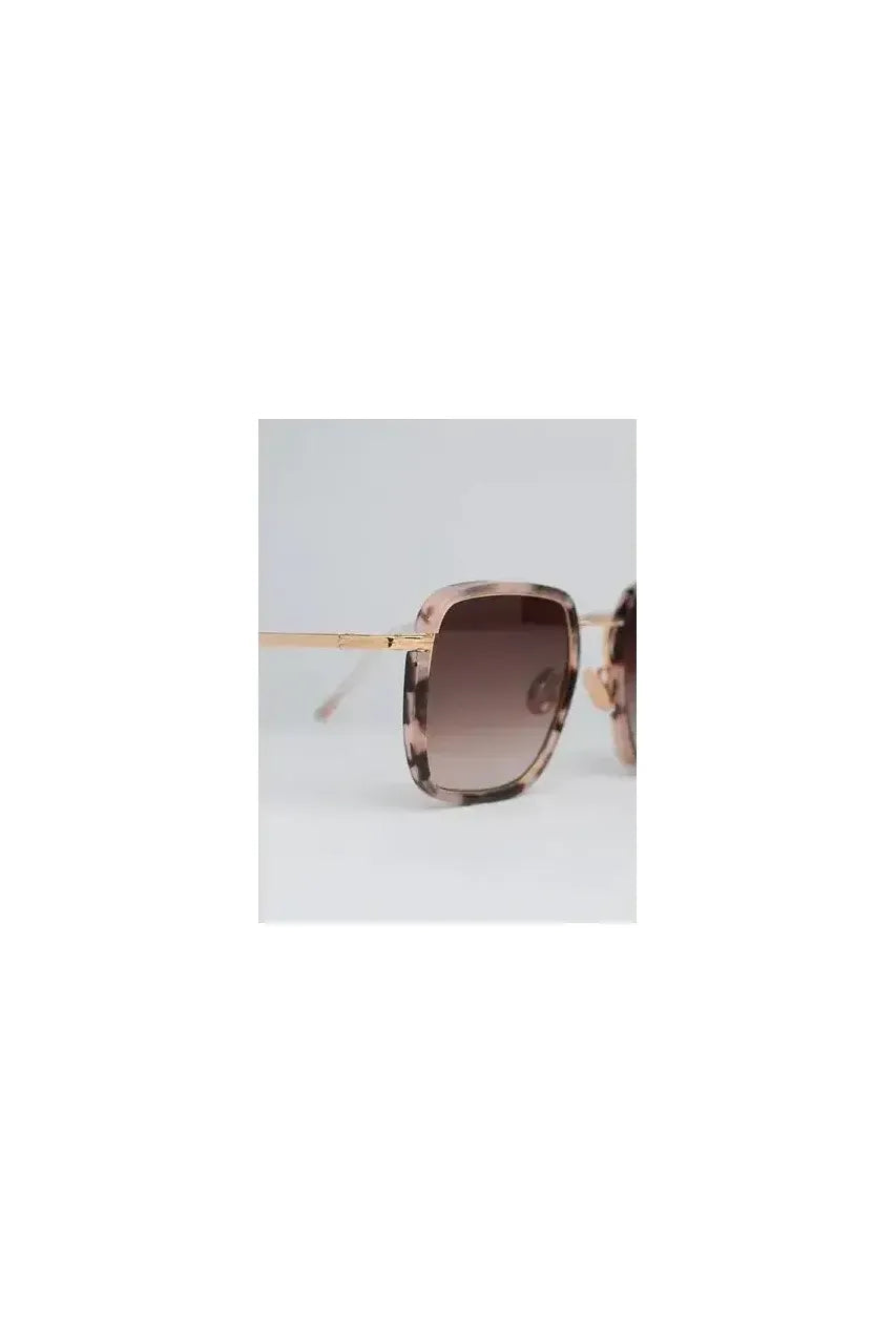 Lunettes de soleil Whitney C140 avec monture rose tortoise et détails en or rose, chic et protectrices.