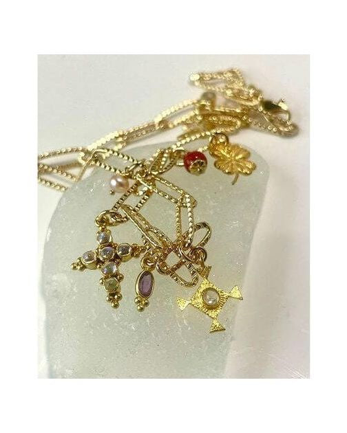 Collier Mystique en plaqué or 24 carats avec pendentifs colorés, symbolisant la beauté de la Corse.