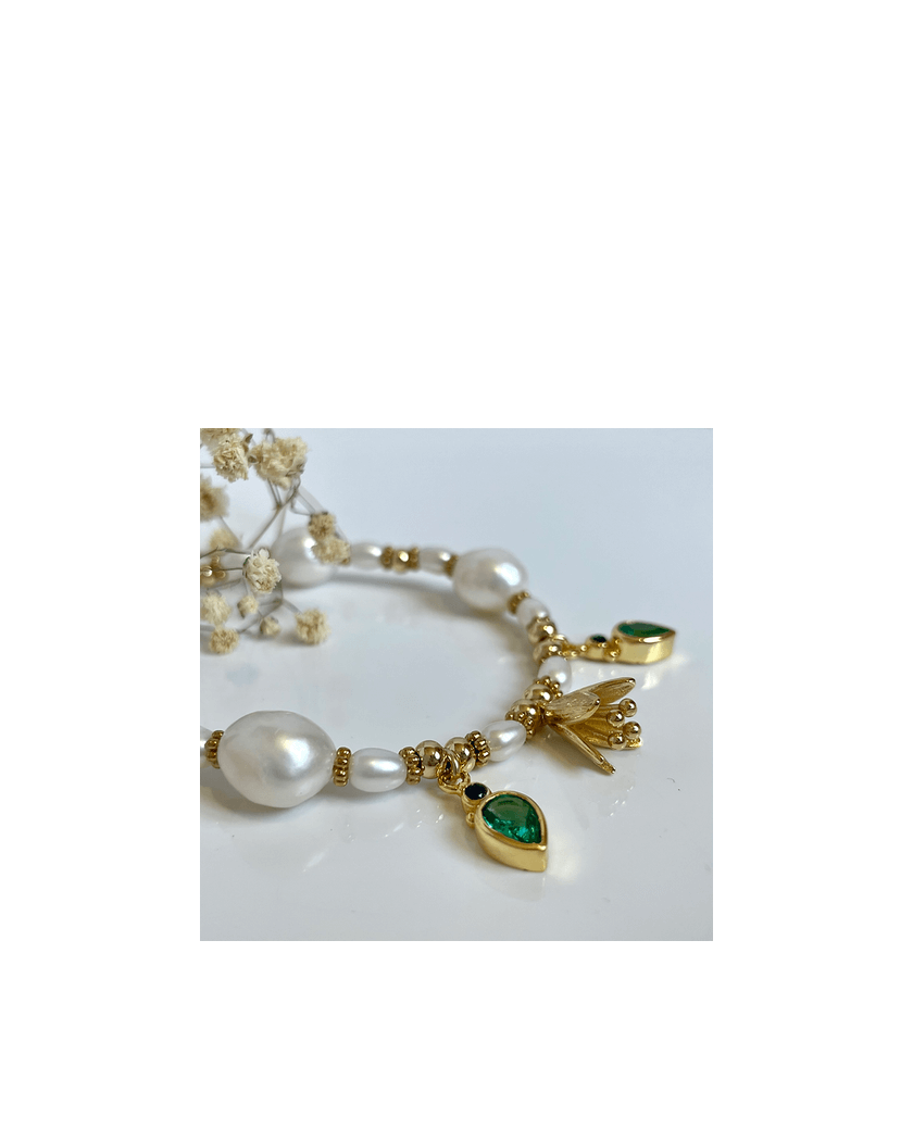 Bracelet Jardin featuring pearls, green apatite stones, and a gold floral charm, celebrating Mediterranean spring.