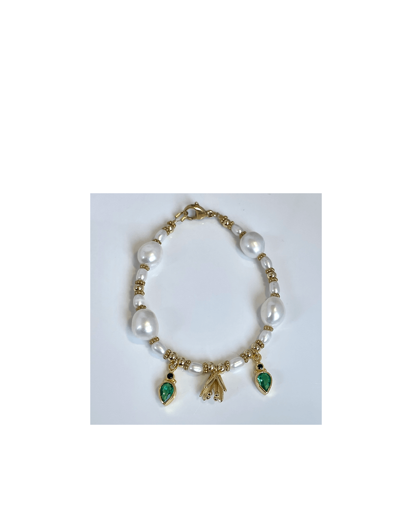 Bracelet Jardin featuring pearls, green apatite, and onyx, with a delicate 24-carat gold flower charm.