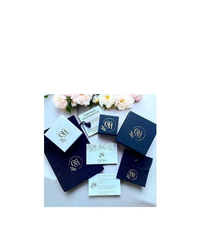 Elegant packaging for Bracelet Jardin, featuring boxes and authenticity certificate on floral background.