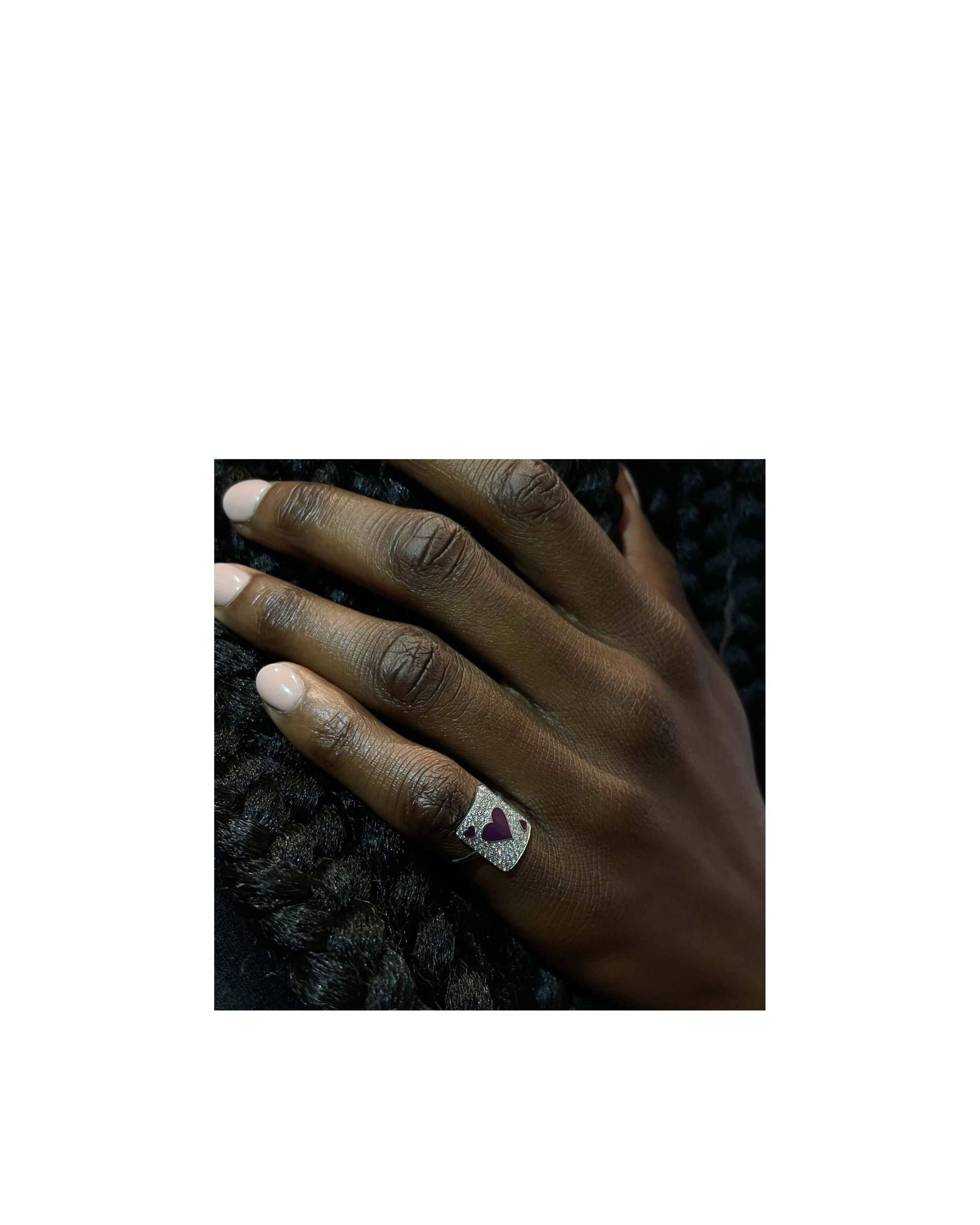 Hand wearing the Bague Pinkie Lovely Âme ring featuring a heart design, showcasing its elegant craftsmanship.