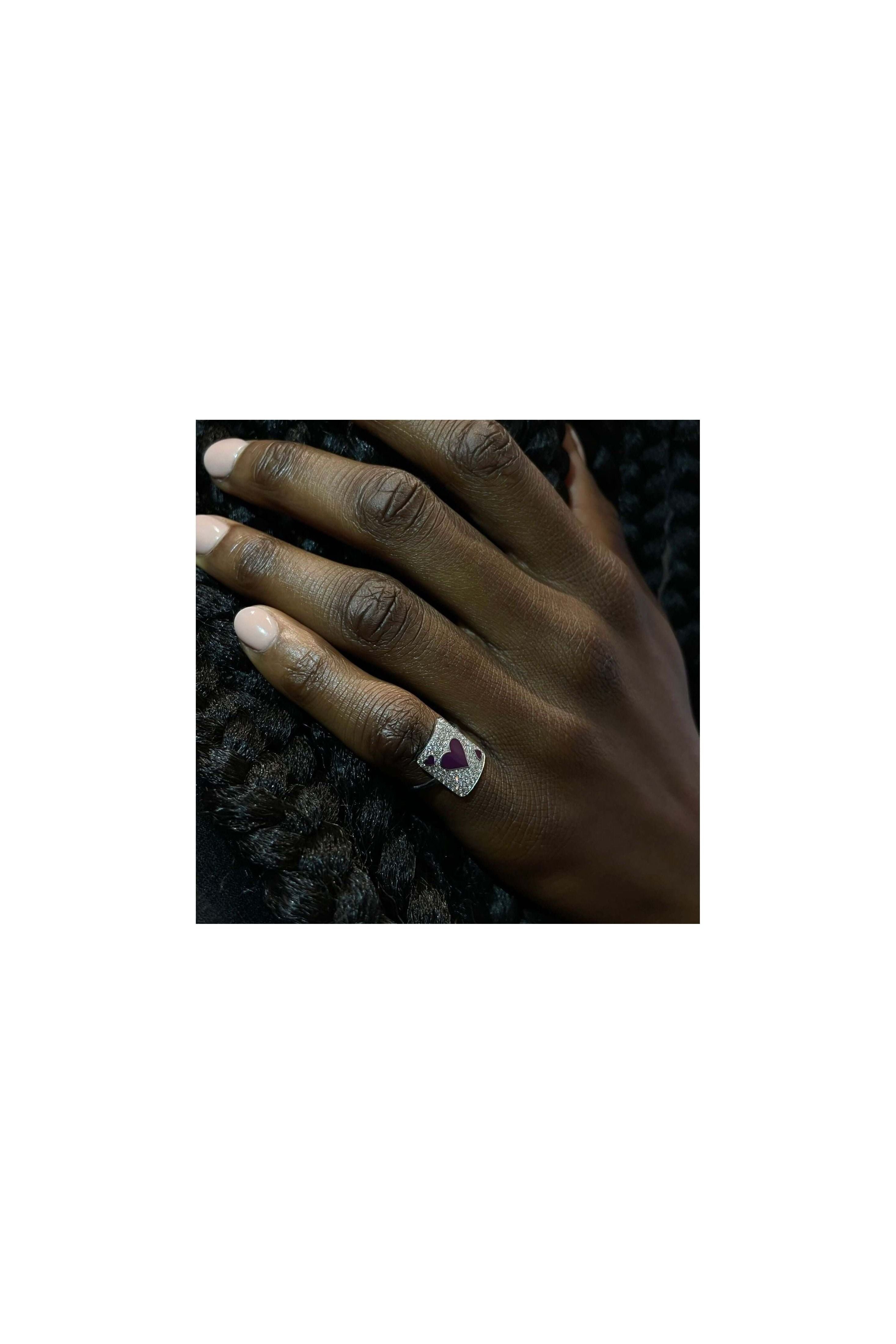 Hand wearing the Bague Pinkie Lovely Âme ring featuring a heart design, showcasing its elegant craftsmanship.