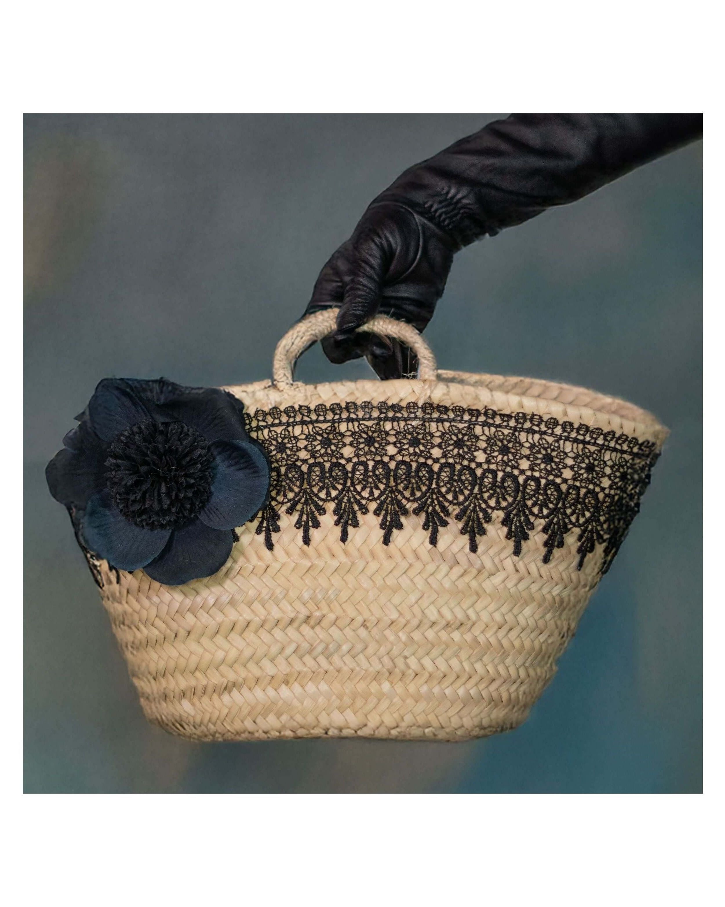 Panier noir petit format avec rose noire décorative, élégant et chic pour les tenues quotidiennes.