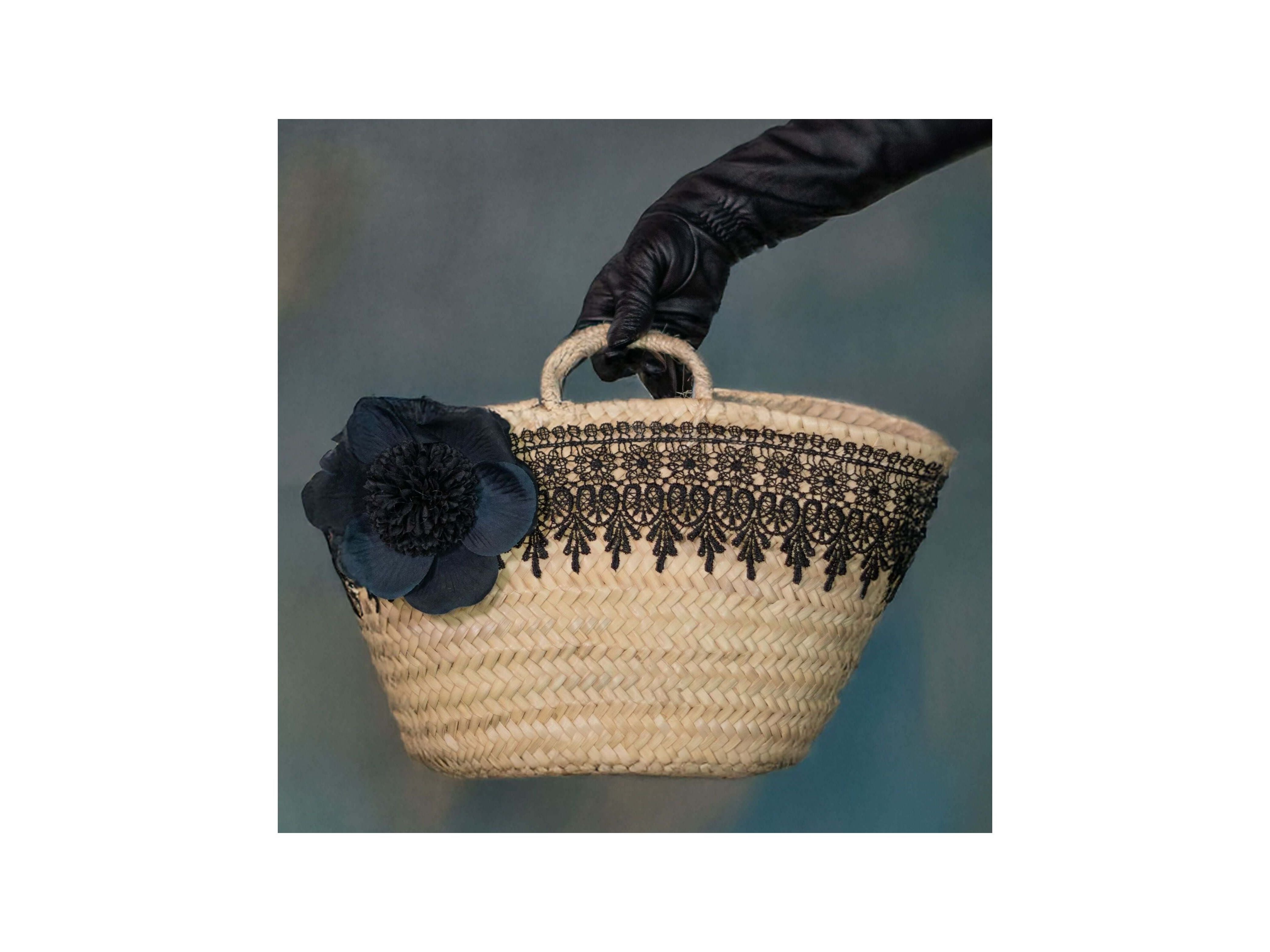 Panier noir petit format avec rose noire décorative, élégant et chic pour les tenues quotidiennes.