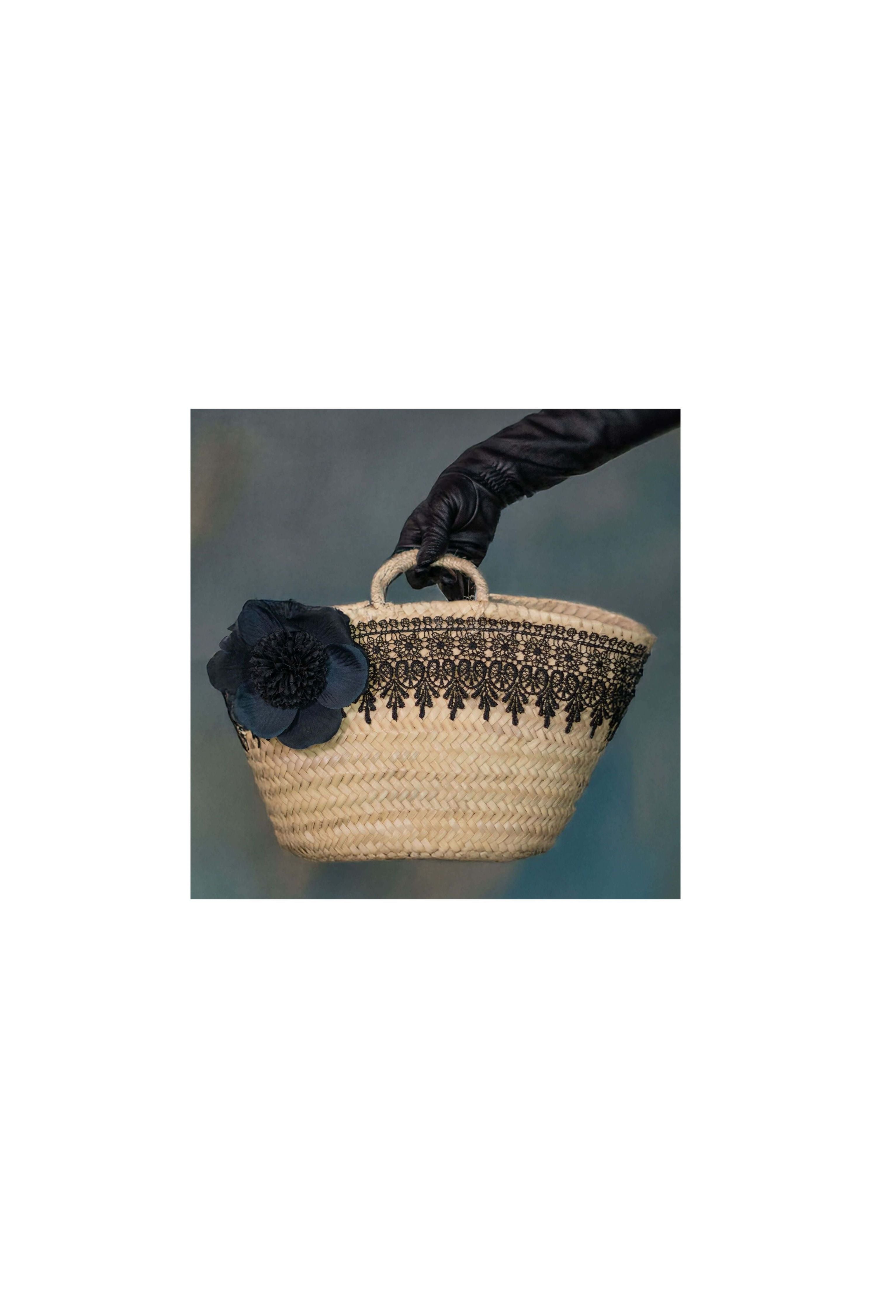 Panier noir petit format avec rose noire décorative, élégant et chic pour les tenues quotidiennes.