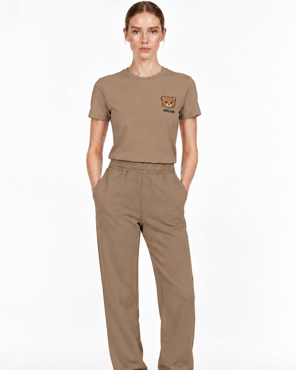 Femme portant un t-shirt Moschino Active et un pantalon de jogging, look décontracté et moderne.