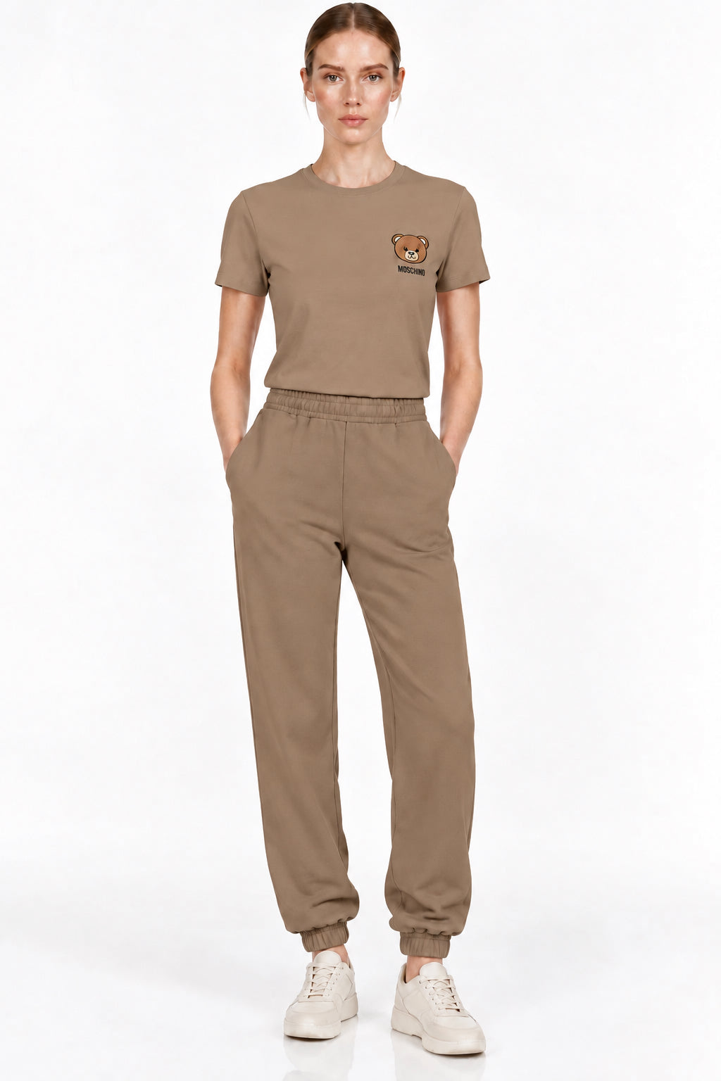 Femme portant un t-shirt Moschino Active et un pantalon de jogging, look décontracté et moderne.