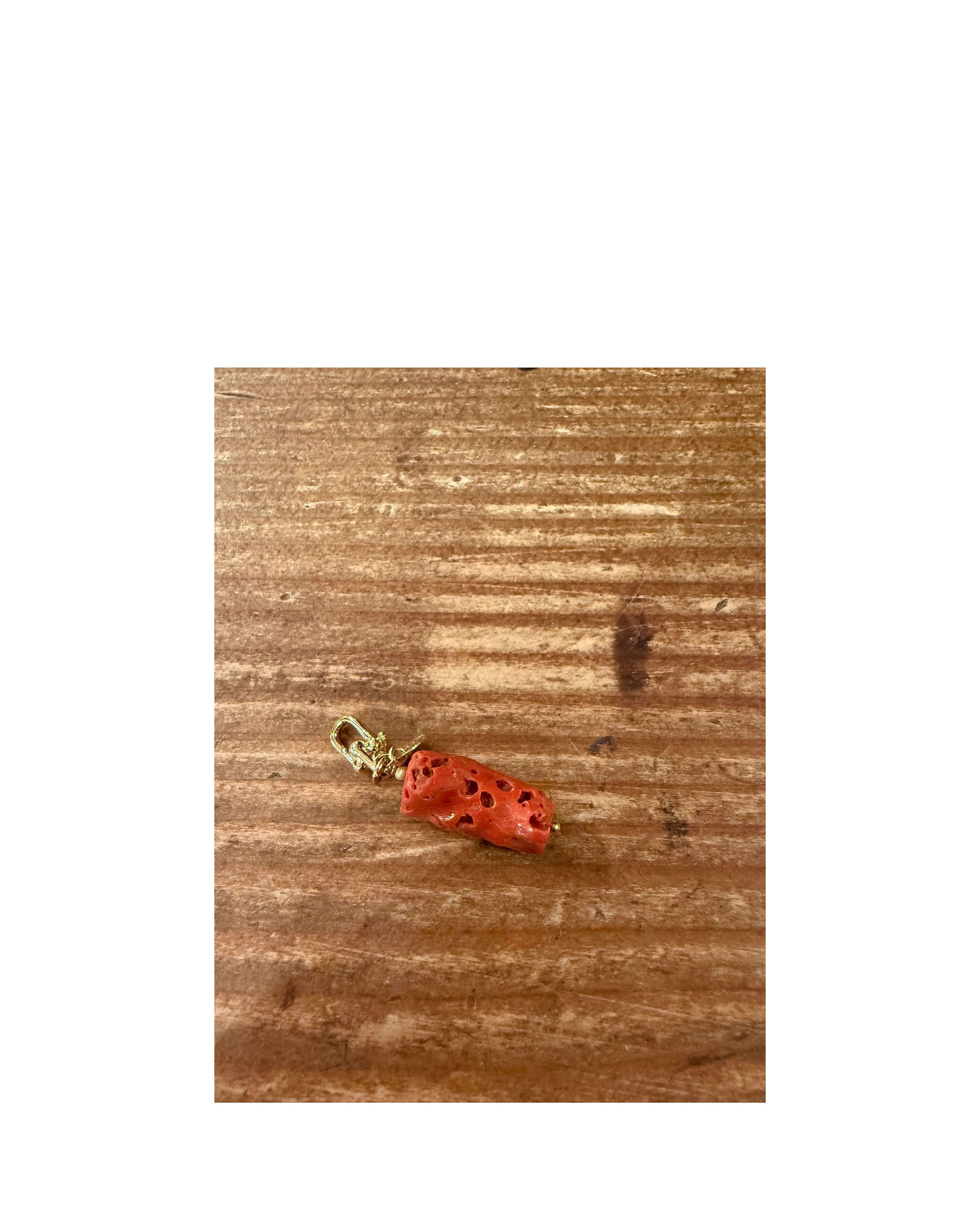 Pendentif corail brut de la mer Méditerranée, en corail naturel teinté de rose et d'orange.