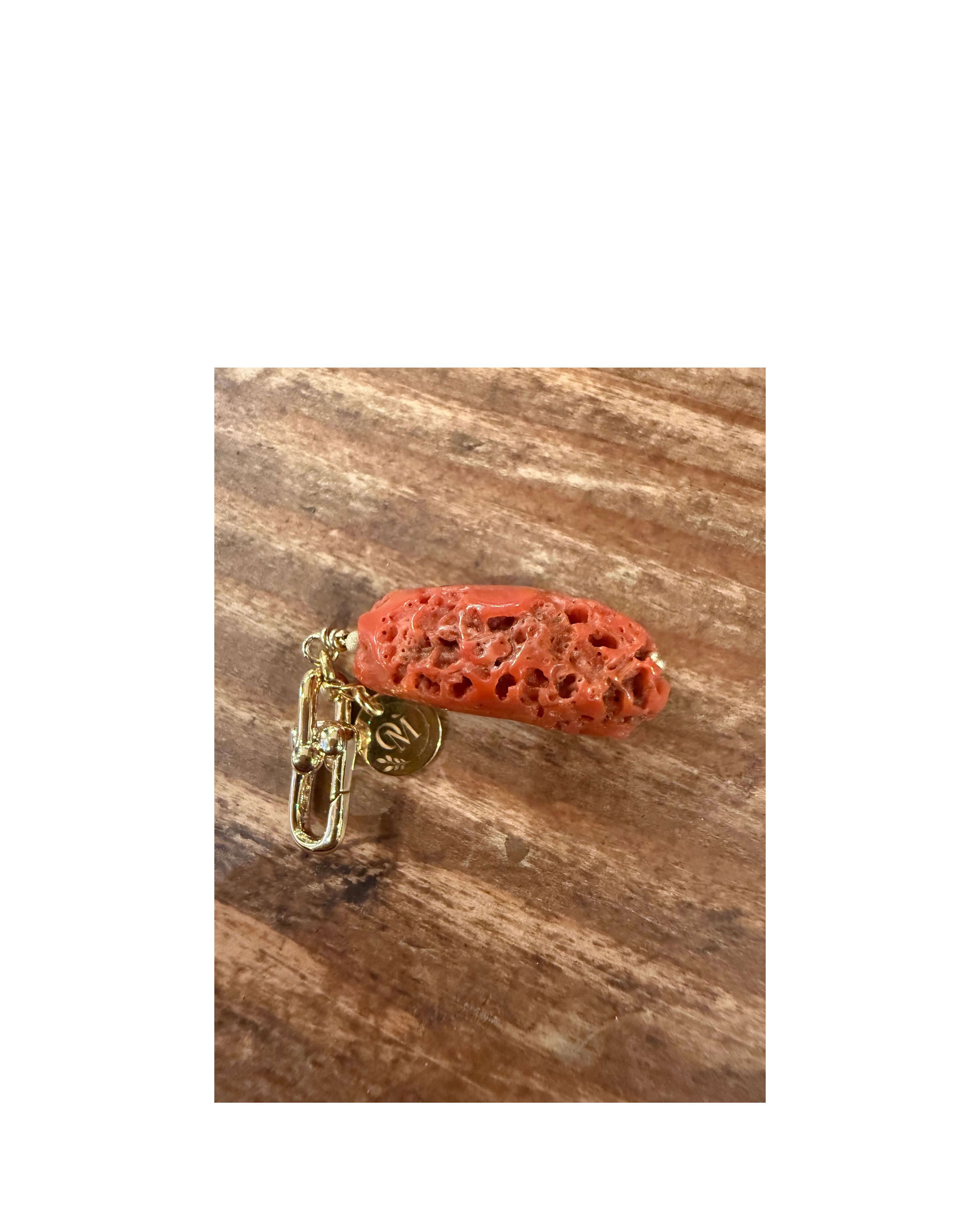 Pendentif corail brut naturel de la mer Méditerranée, teinté de rose et d'orange, avec attache en doré.