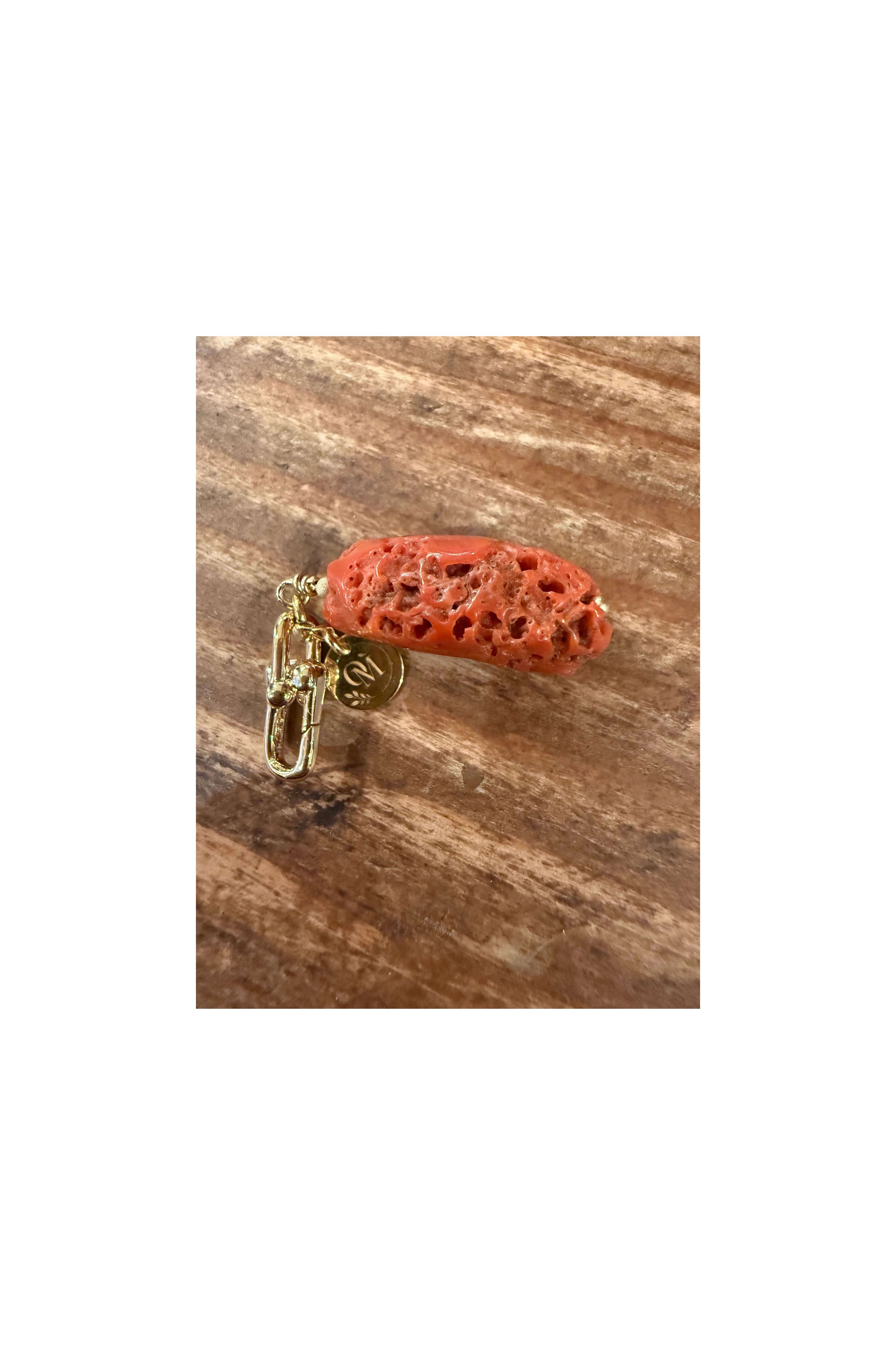 Pendentif corail brut naturel de la mer Méditerranée, teinté de rose et d'orange, avec attache en doré.