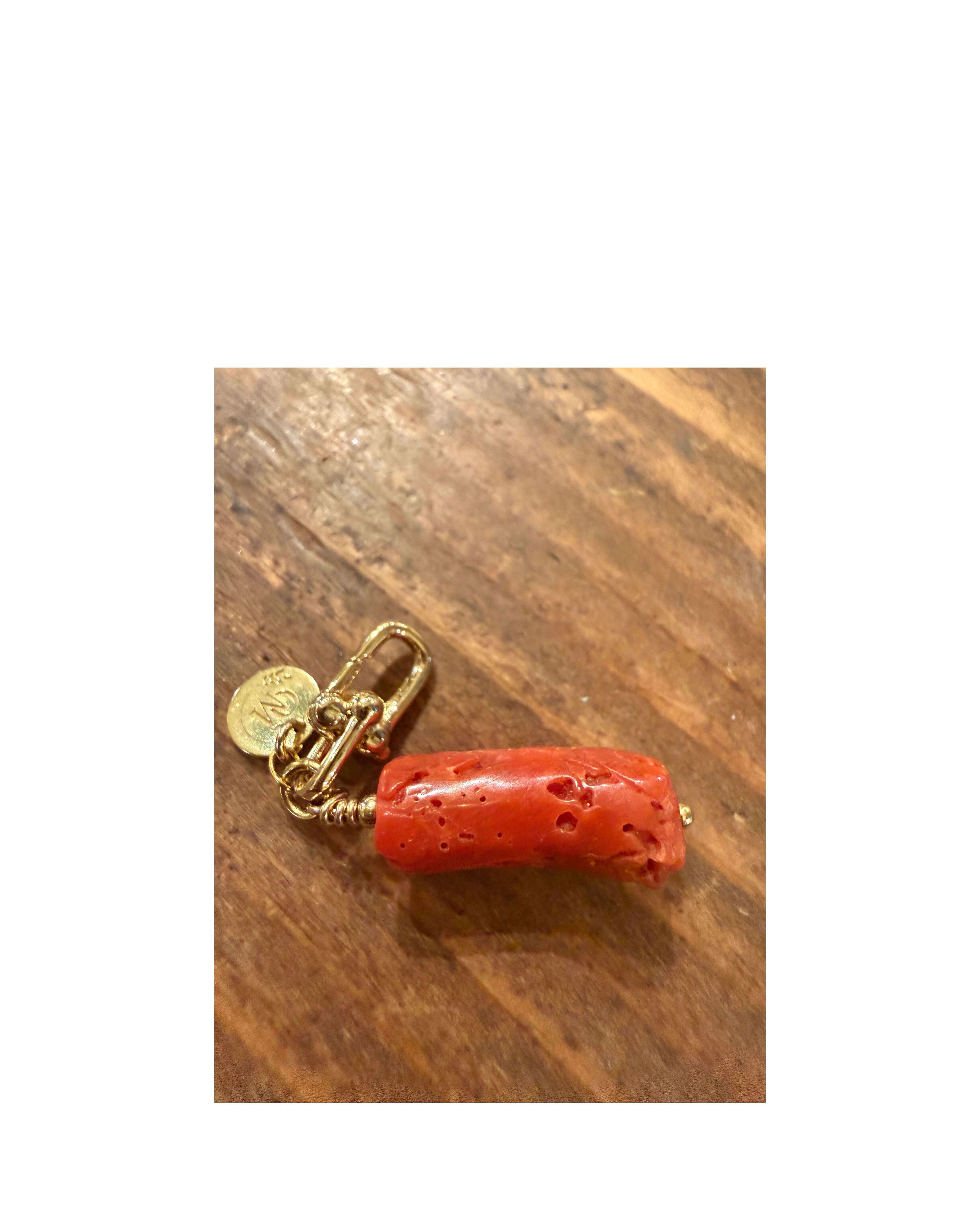 Pendentif corail brut de la mer Méditerranée, pièce unique en corail naturel teinté rose et orange.