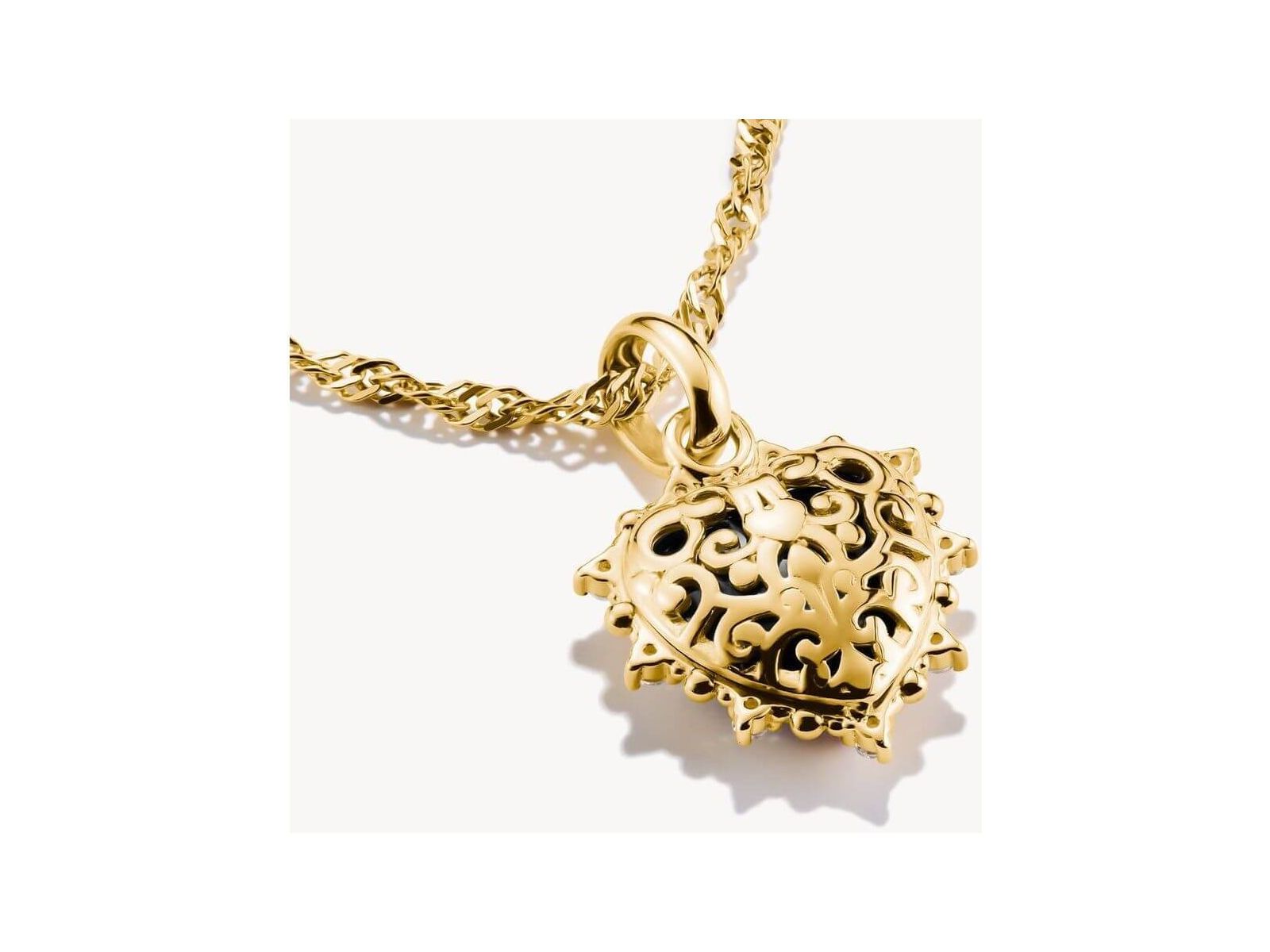 Charm cœur vintage plaqué or, design filigrane avec zirconium noir, bijou élégant à porter des deux côtés.