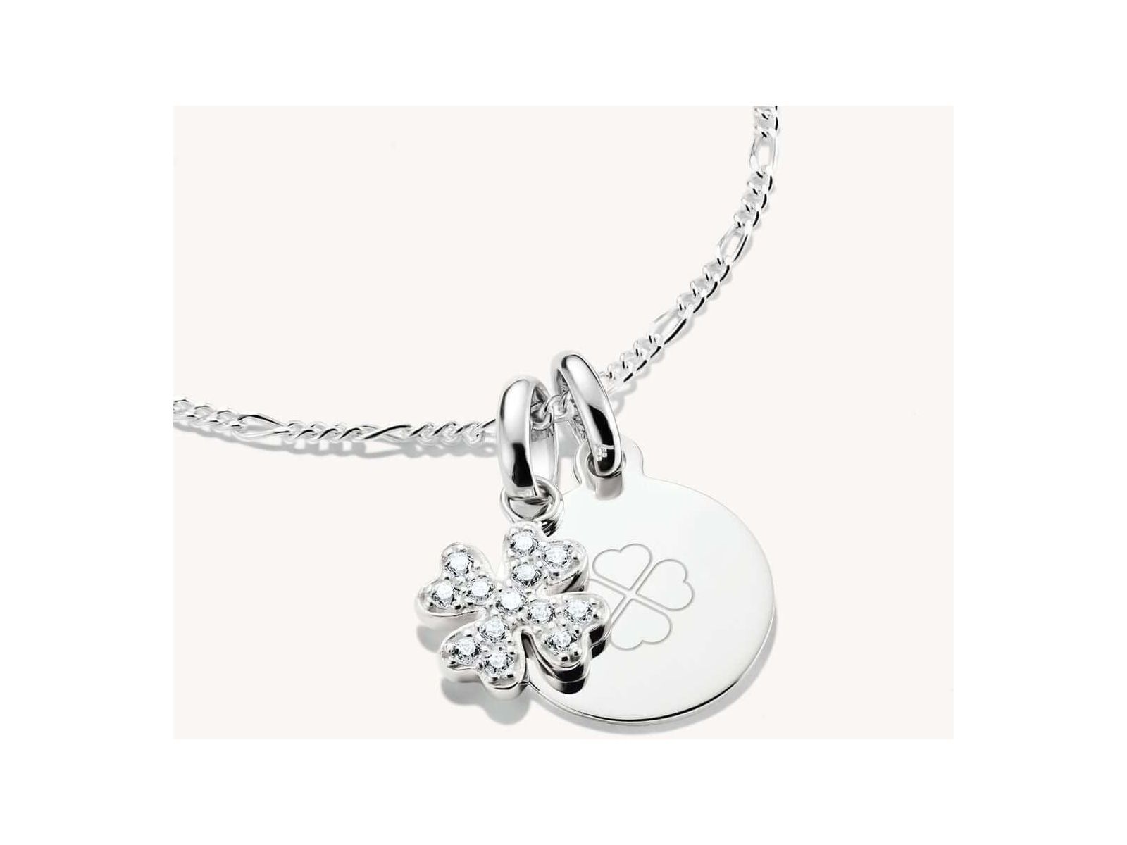 Pendentif charm en argent recyclé avec trèfle à quatre feuilles et pierres blanches en zirconium, symbolisant chance et élégance.