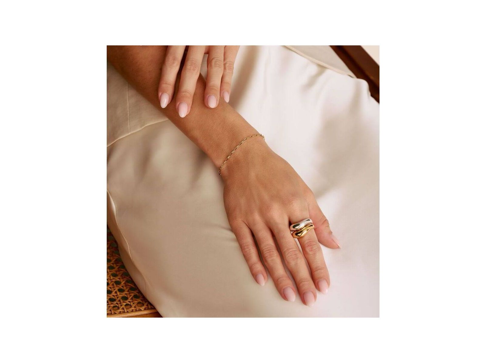 Bracelet charm Paperclip plaqué or sur poignet avec bague tendance, mettant en avant un style élégant et moderne.
