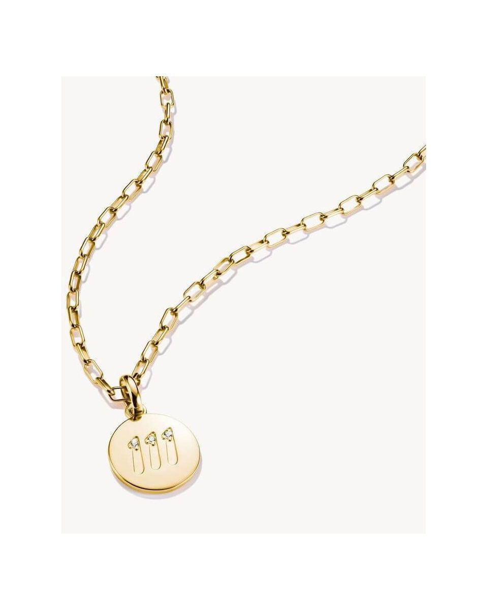 Pendentif charm numéro angélique 111 en plaqué or avec trois pierres blanches en zirconium sur chaîne dorée.